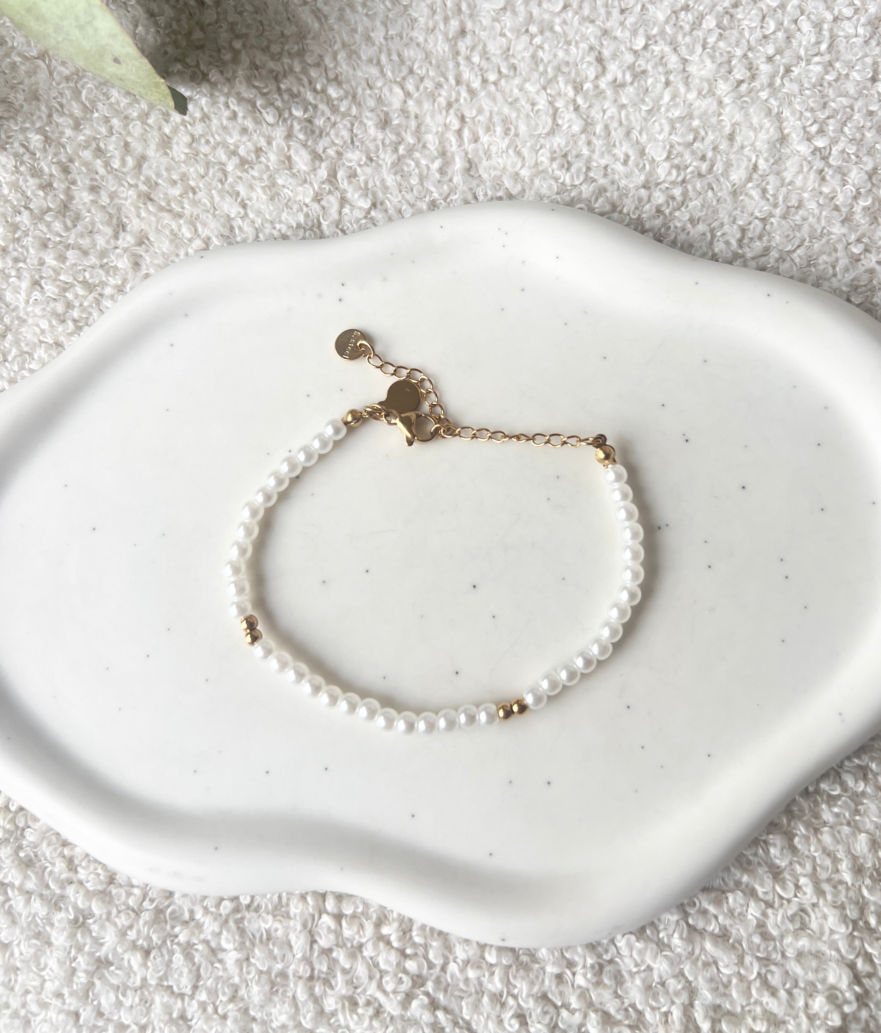 Perlenarmband, weiße und Goldene Perlen, goldener Verschluss, Perlenschmuck