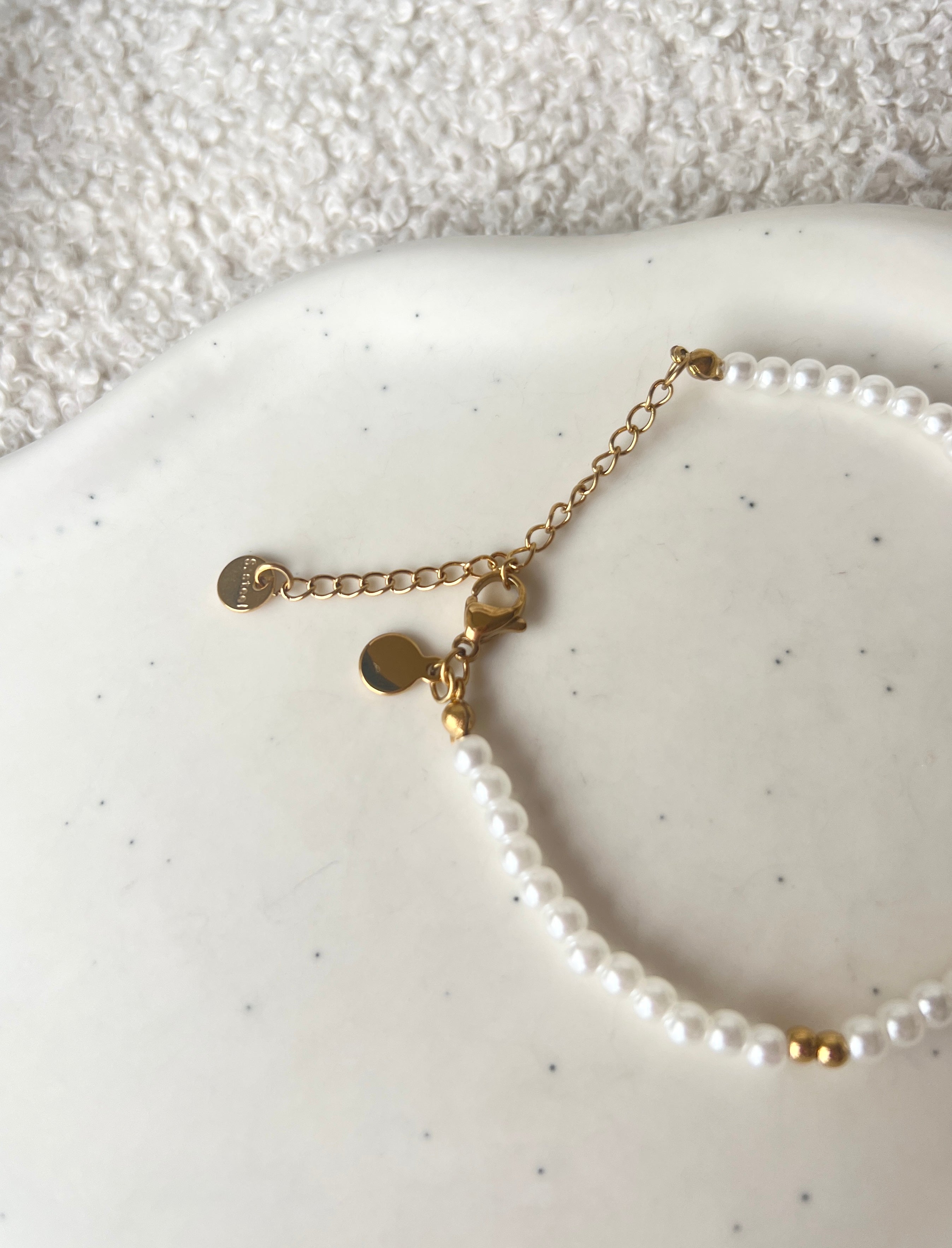 Perlenarmband, weiße und Goldene Perlen, goldener Verschluss, Perlenschmuck