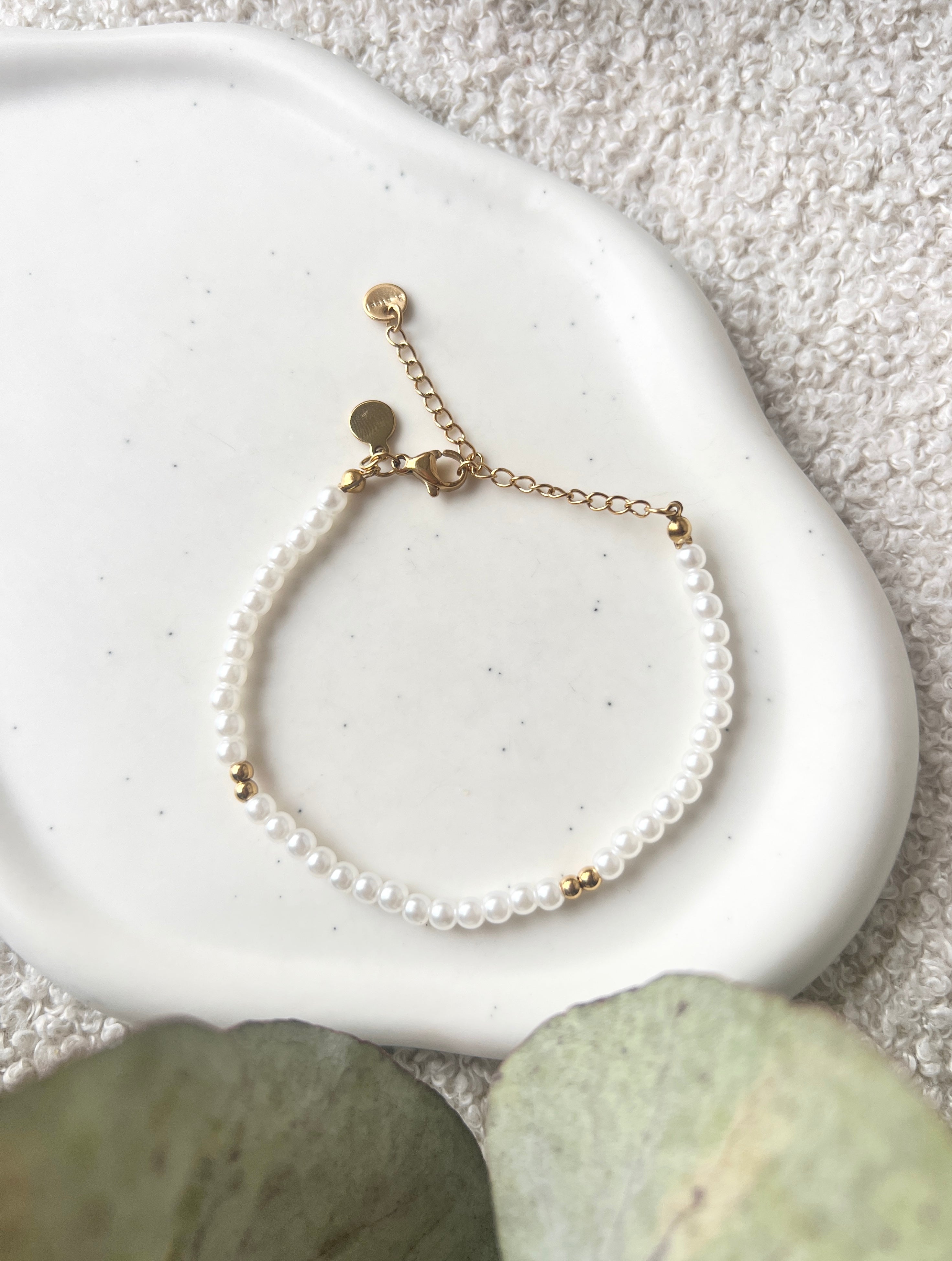 Perlenarmband, weiße und Goldene Perlen, goldener Verschluss, Perlenschmuck