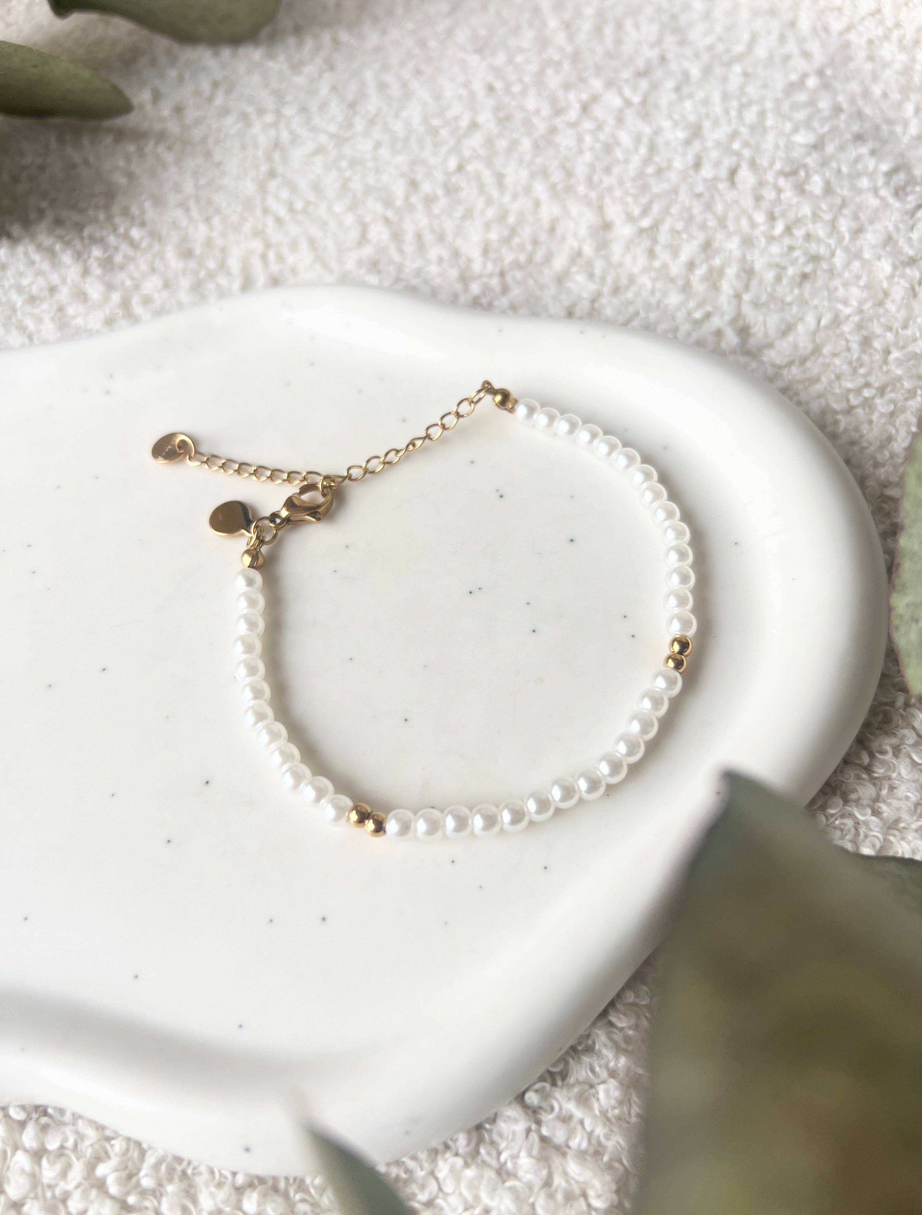 Perlenarmband, weiße und Goldene Perlen, goldener Verschluss, Perlenschmuck