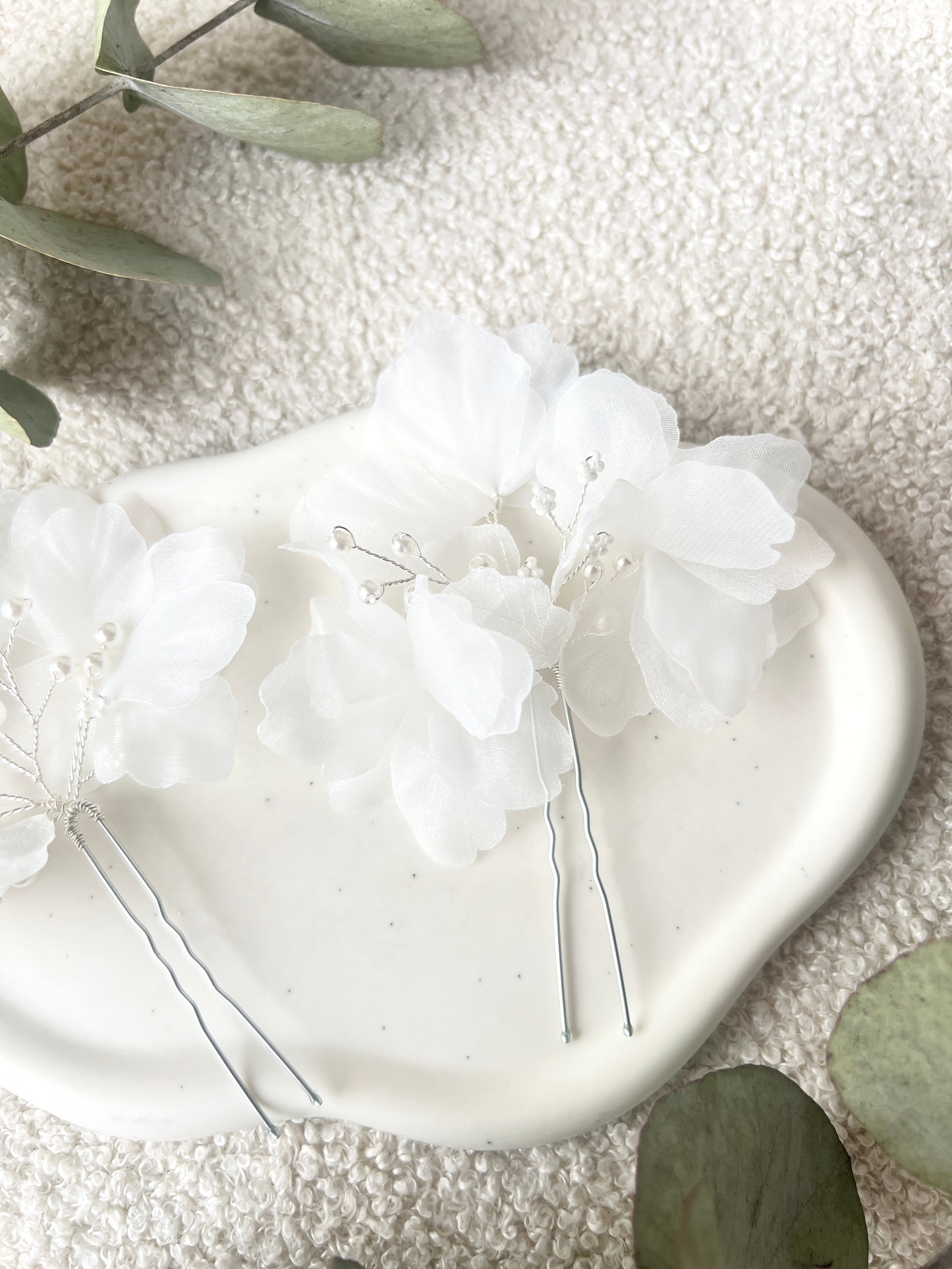 Braut Haarnadeln mit zarten Stoffblüten und zarten kleinen Perlen