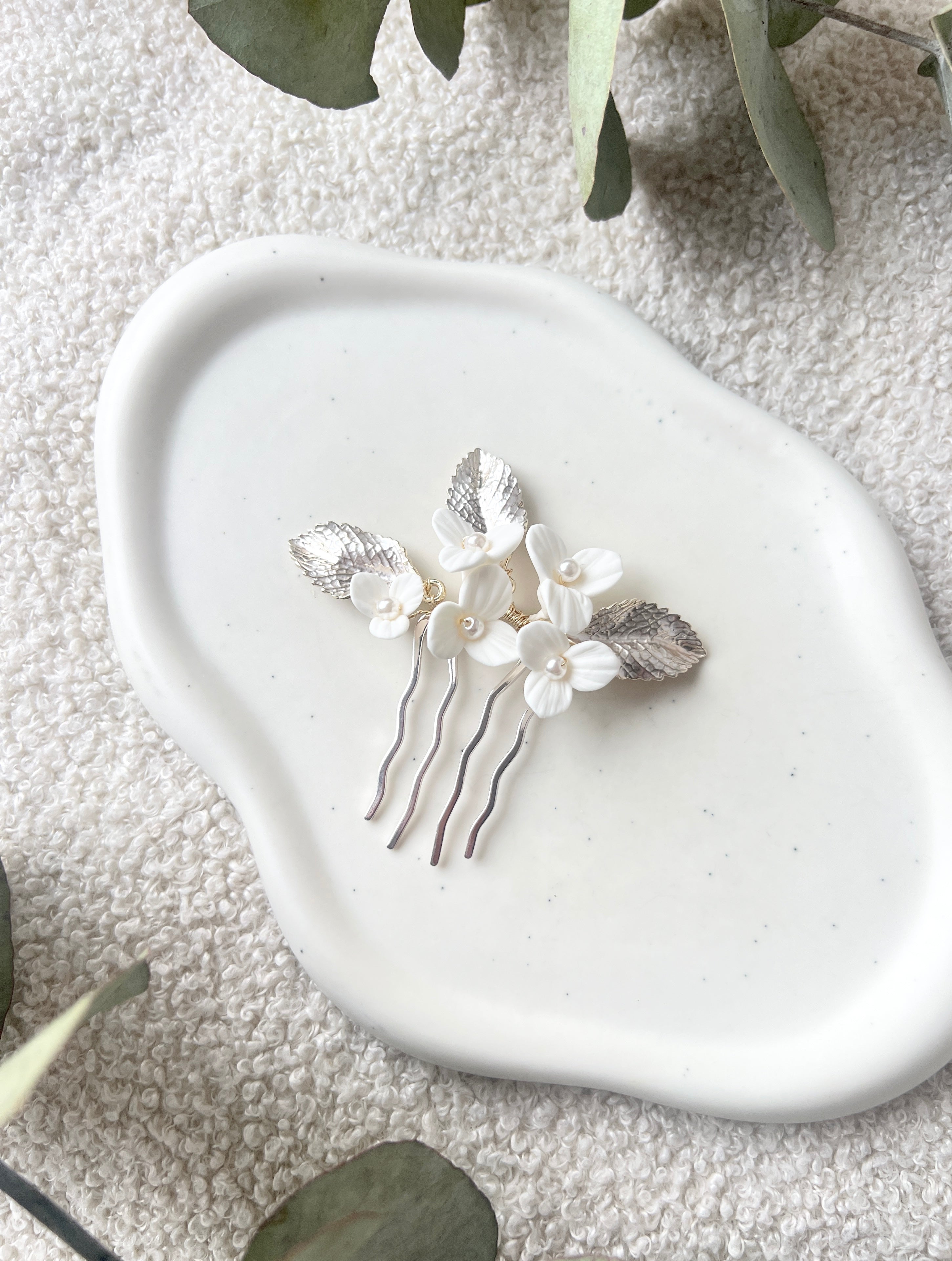 Braut Haarkamm, filigrane Blüten, Perlen und silber/hellgoldenen Blätter