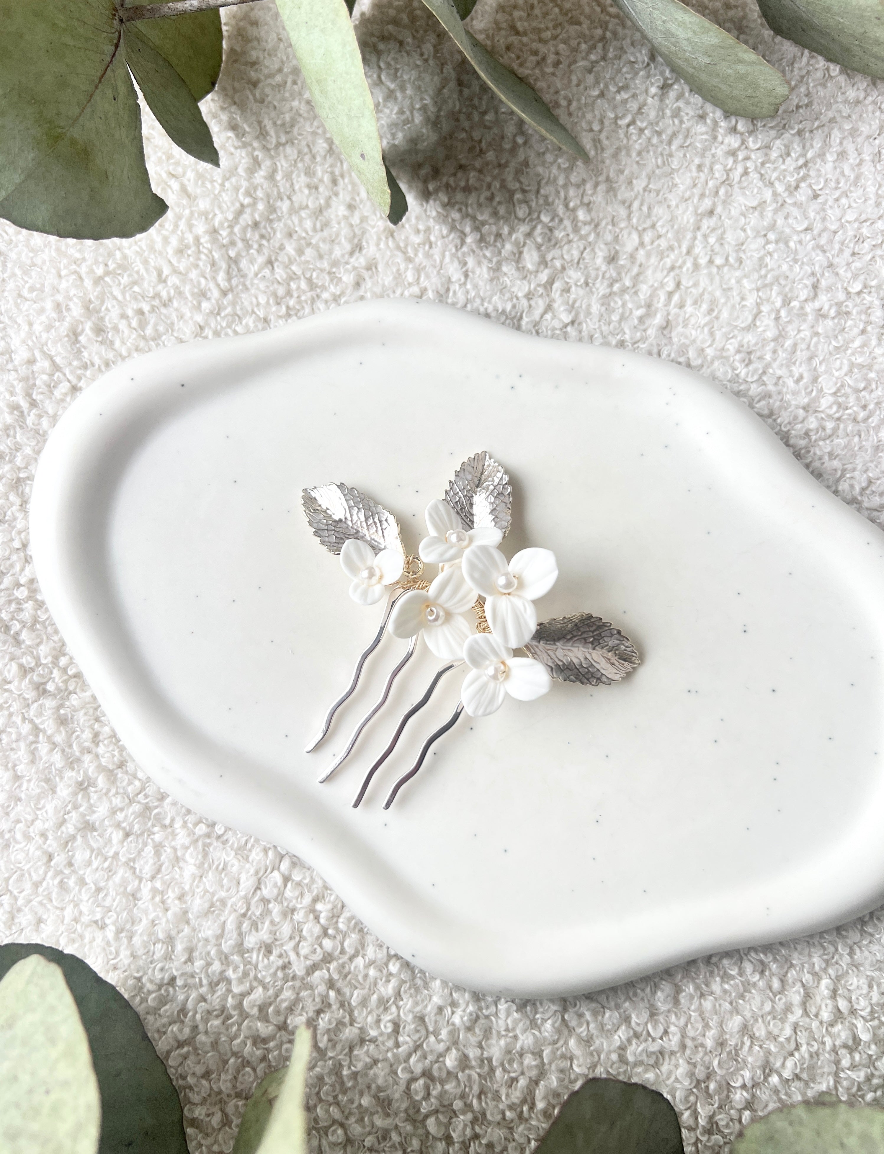 Braut Haarkamm, filigrane Blüten, Perlen und silber/hellgoldenen Blätter