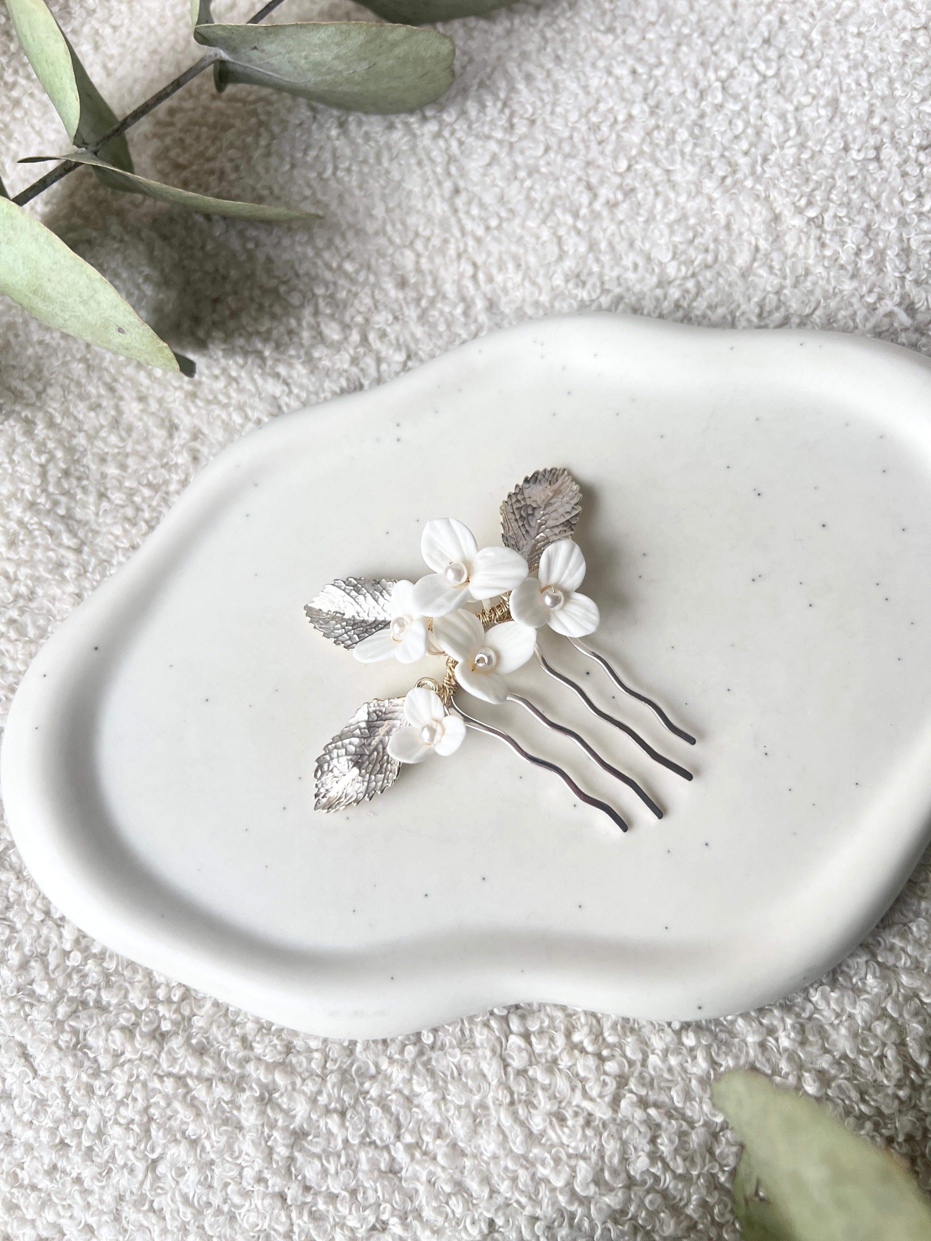 Braut Haarkamm, filigrane Blüten, Perlen und silber/hellgoldenen Blätter