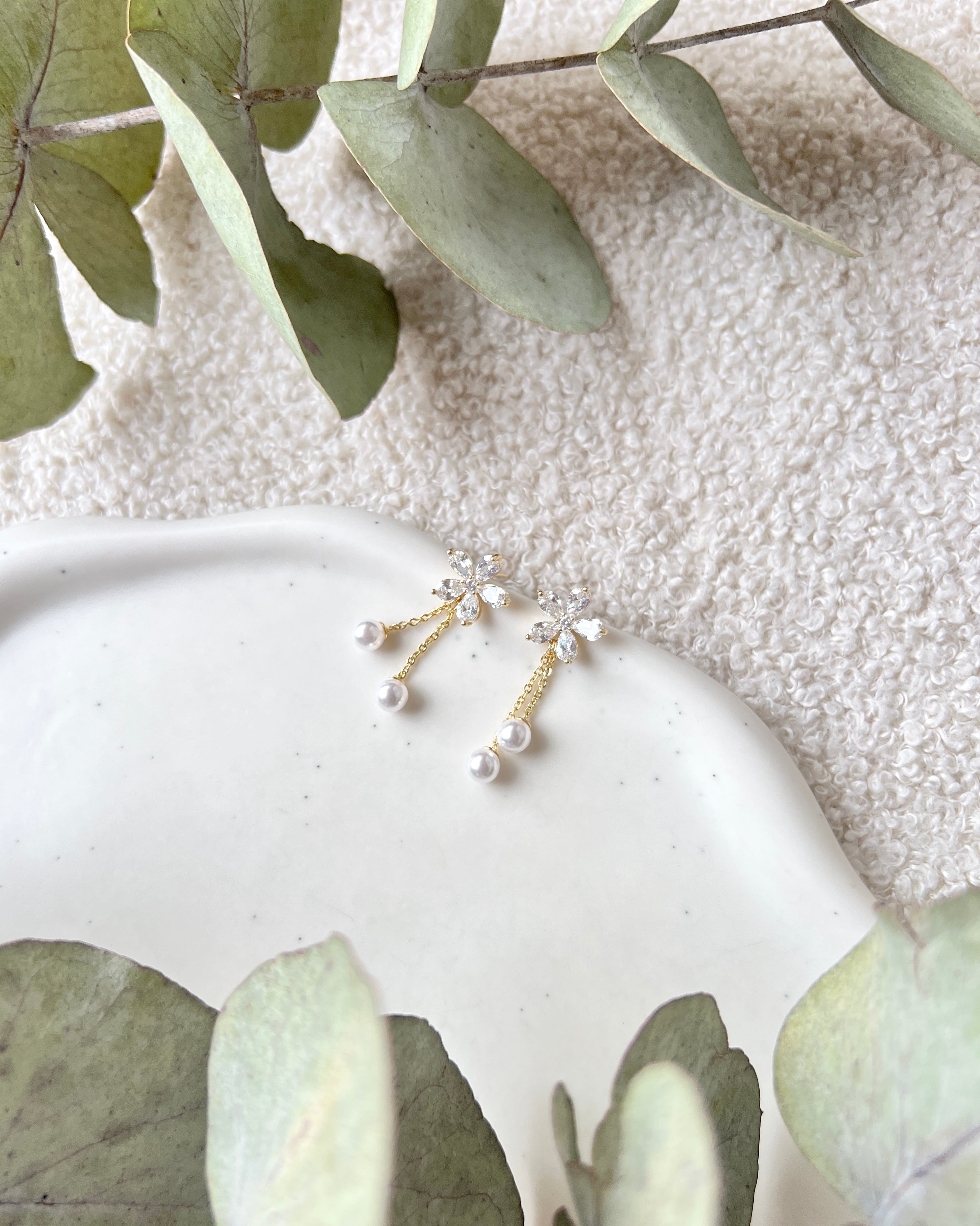 Ohrstecker, Gold, glänzende Brautohrringe, Blumen und Perlen
