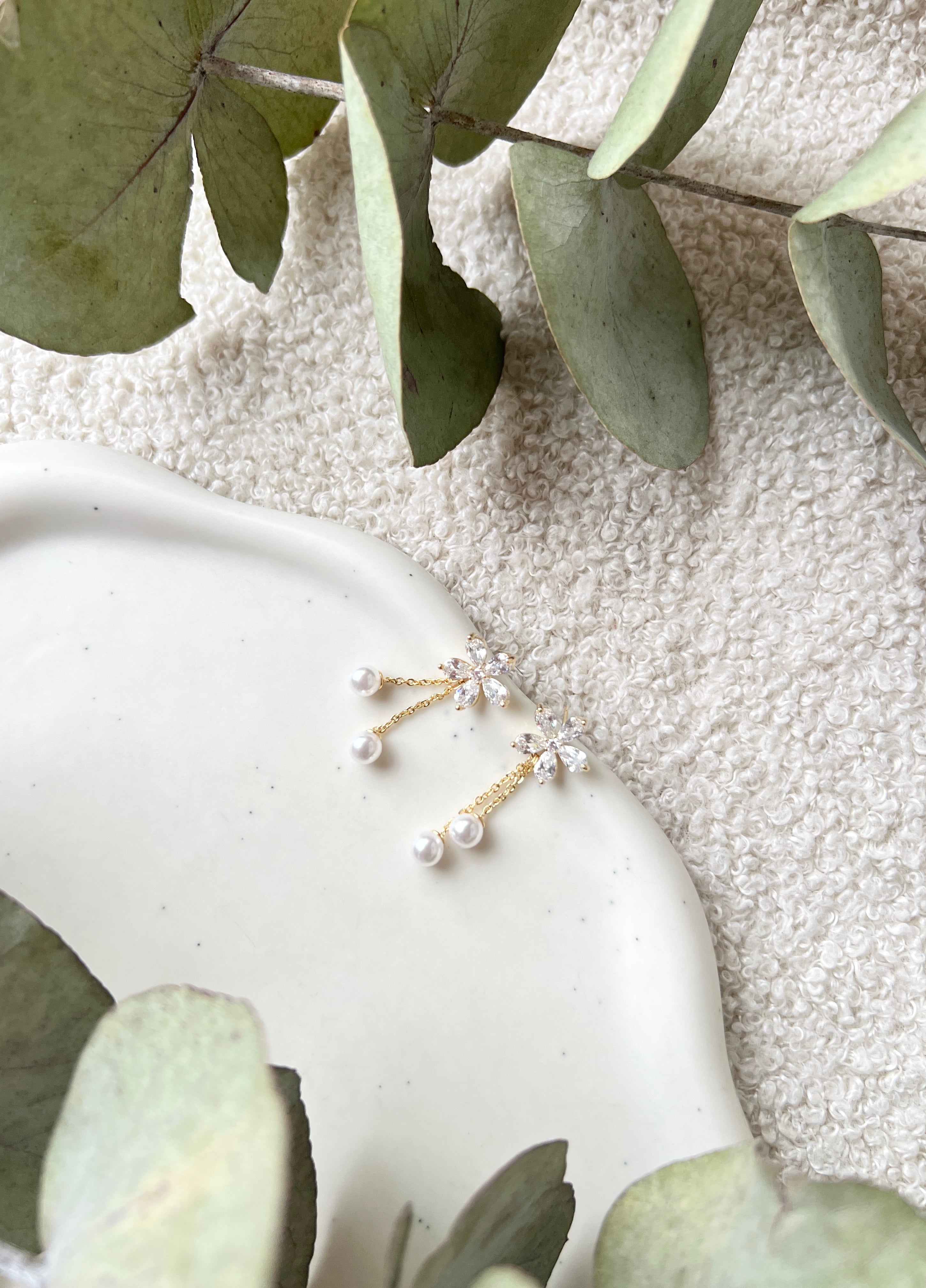 Feine Ohrstecker, Gold, glänzende Blumen, weiße zarte Perlen, Brautschmuck, Brautjungfer, Blüten, Ohrringe, Brautohrringe, Schmuck Hochzeit, Geschenk für Sie