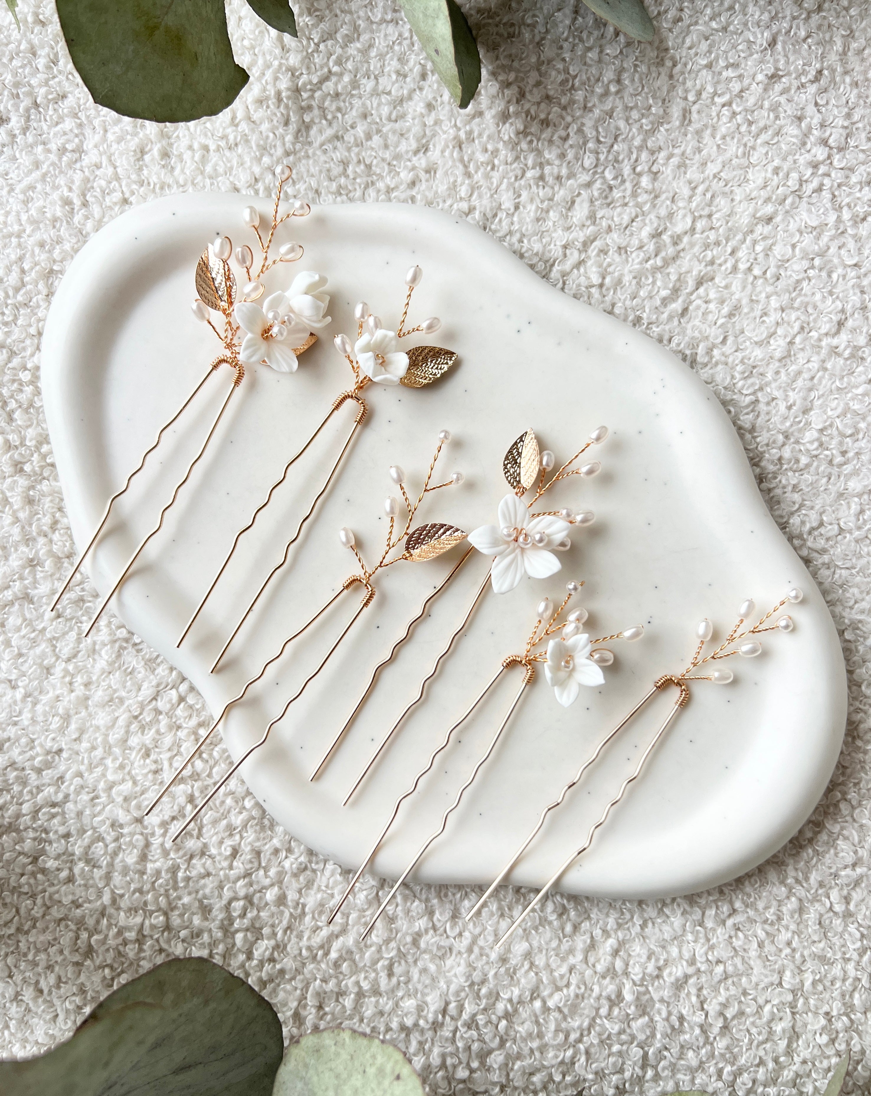 Haarnadeln mit zarten Blüten und weißen Perlen, Set 6 Stück, Brautschmuck fuer die Haare, Haarschmuck für die Hochzeit, hochwertiger Brauthaarschmuck, Perlenschmuck, Frisur Brautjungfer und Trauzeuginnen, elegante Haarspangen