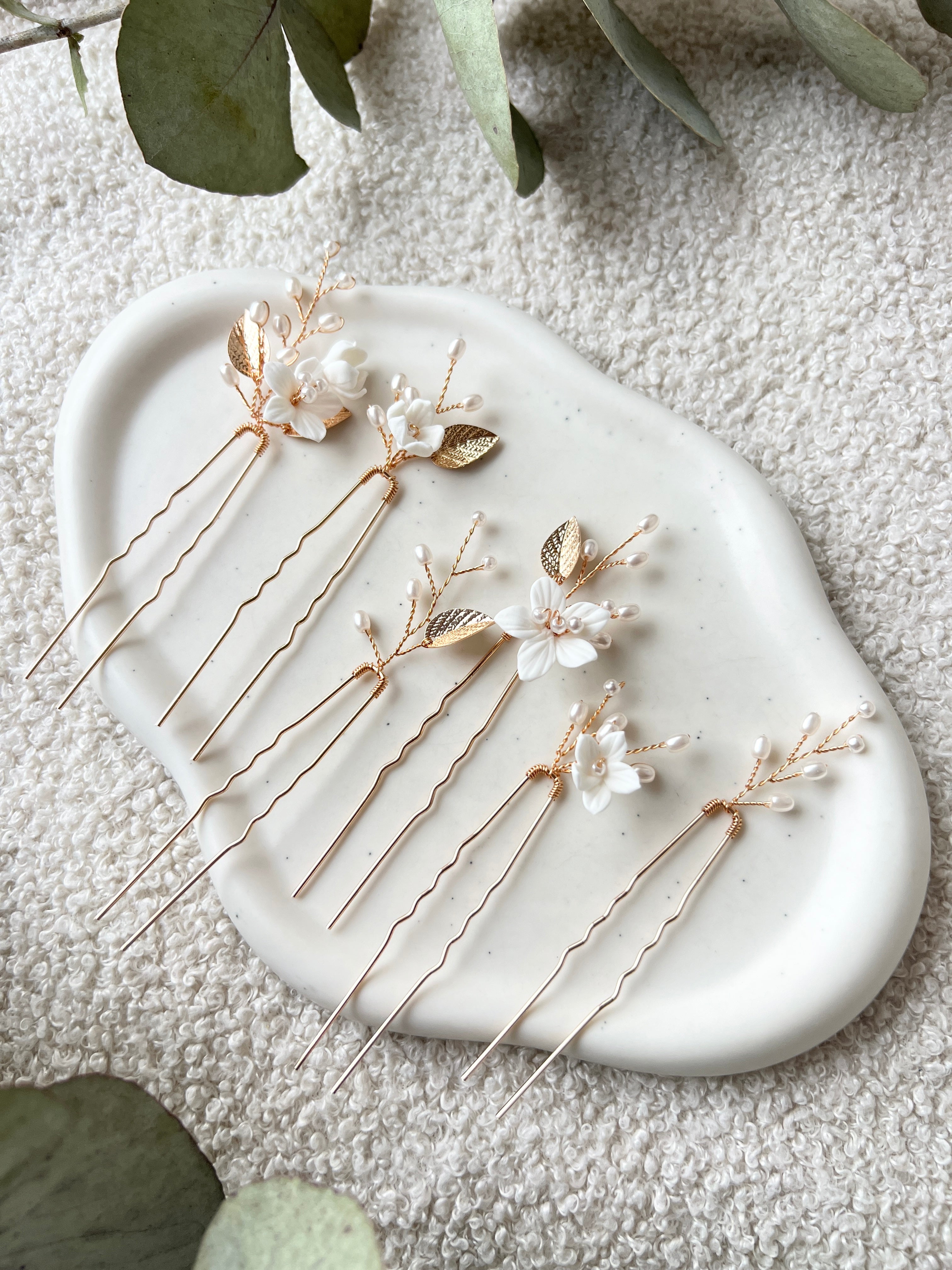 Haarnadeln mit zarten Blüten und weißen Perlen, Set 6 Stück, Brautschmuck fuer die Haare, Haarschmuck für die Hochzeit, hochwertiger Brauthaarschmuck, Perlenschmuck, Frisur Brautjungfer und Trauzeuginnen, elegante Haarspangen