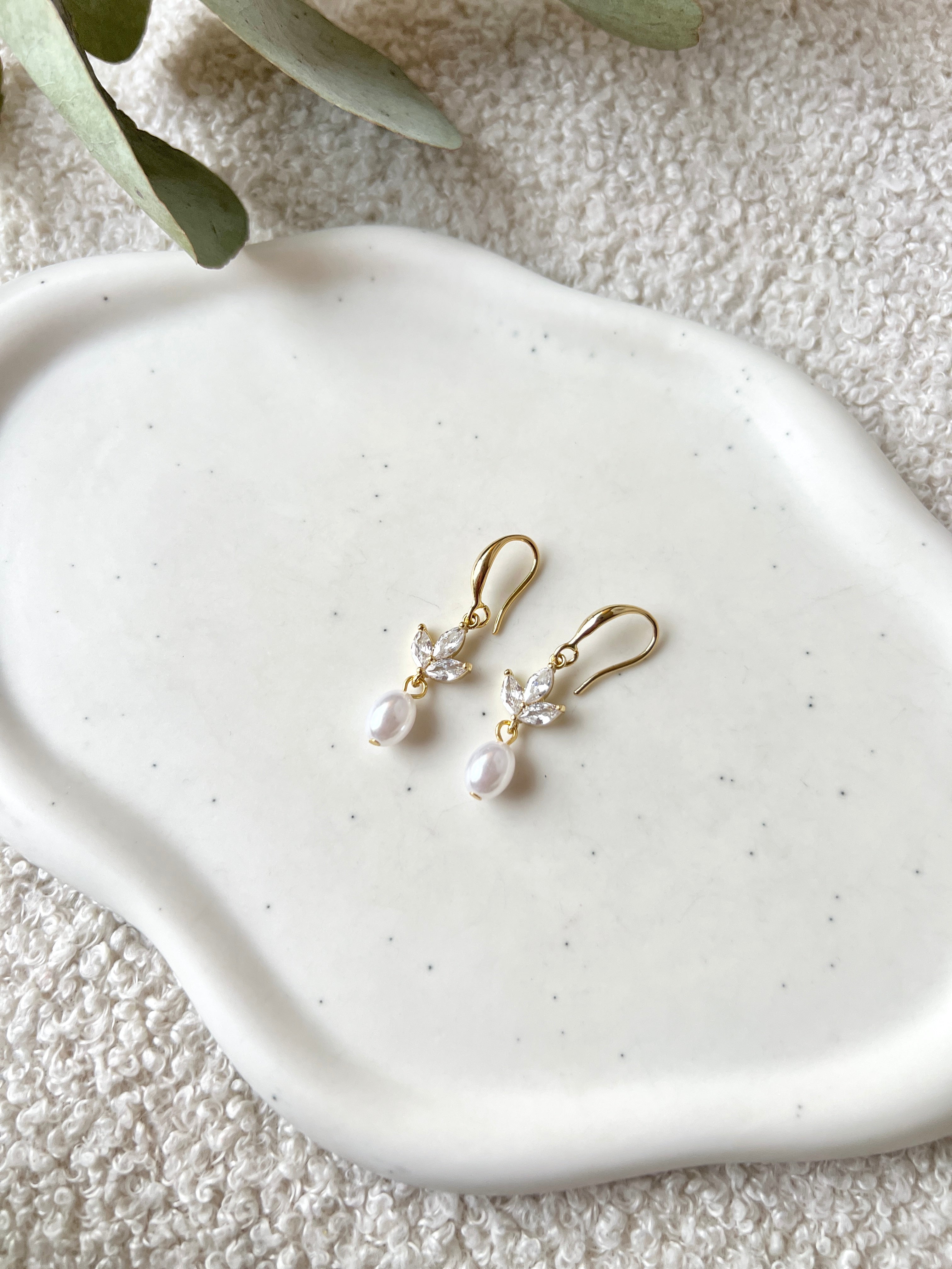 Brautohrringe mit feinen weißen Perlen, in den Farbvarianten Silber oder Gold, Ohrringe für die Hochzeit, Brautjungfern und Trauzeugin, Schmuck für die Braut, zarter Glanz, Standesamt, moderne Hängeohrringe, Perlenohrringe, Perlenschmuck, Schmuckbluete