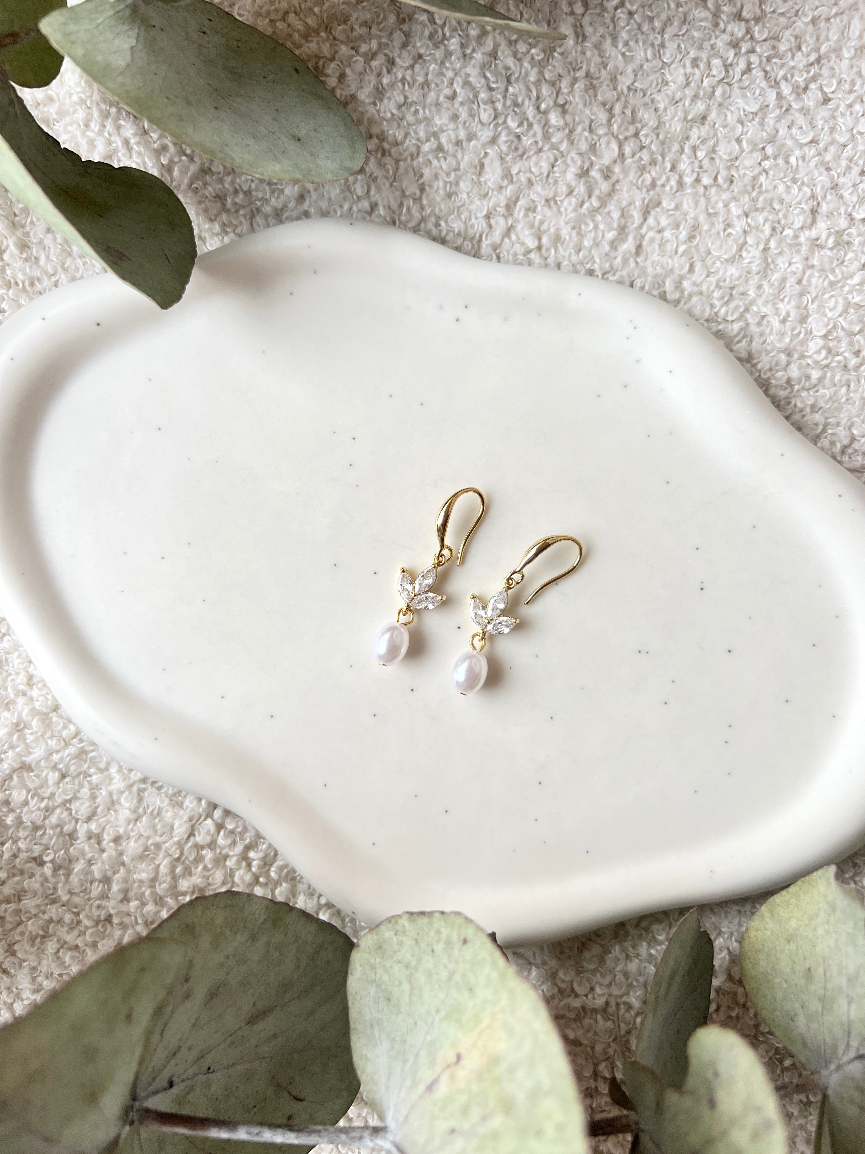 Brautohrringe mit feinen weißen Perlen, in den Farbvarianten Silber oder Gold, Ohrringe für die Hochzeit, Brautjungfern und Trauzeugin, Schmuck für die Braut, zarter Glanz, Standesamt, moderne Hängeohrringe, Perlenohrringe, Perlenschmuck, Schmuckbluete