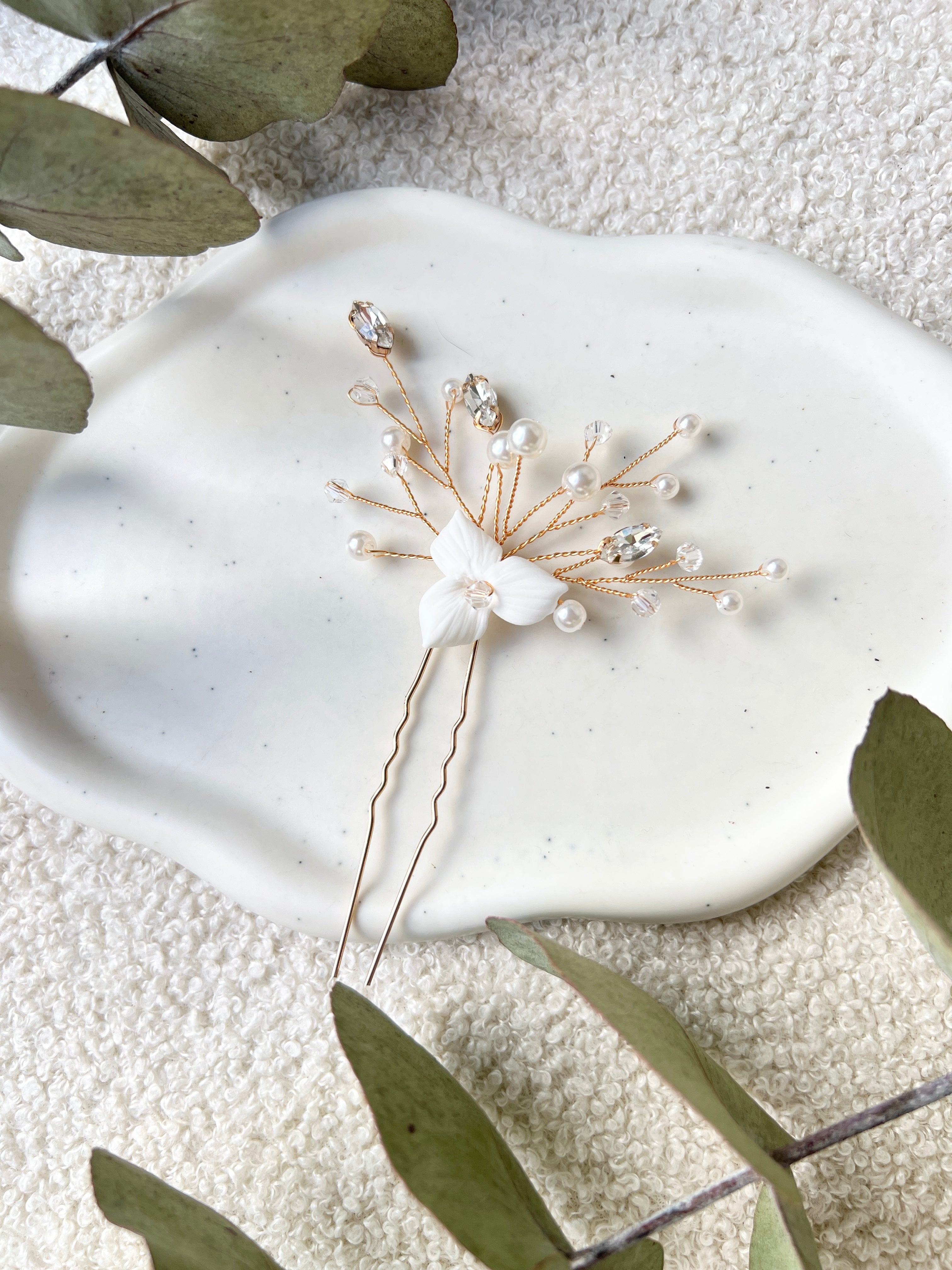 Braut Haarnadel, Gold, weiße Blüte, Perlen und Strasssteine, Brauthaarschmuck