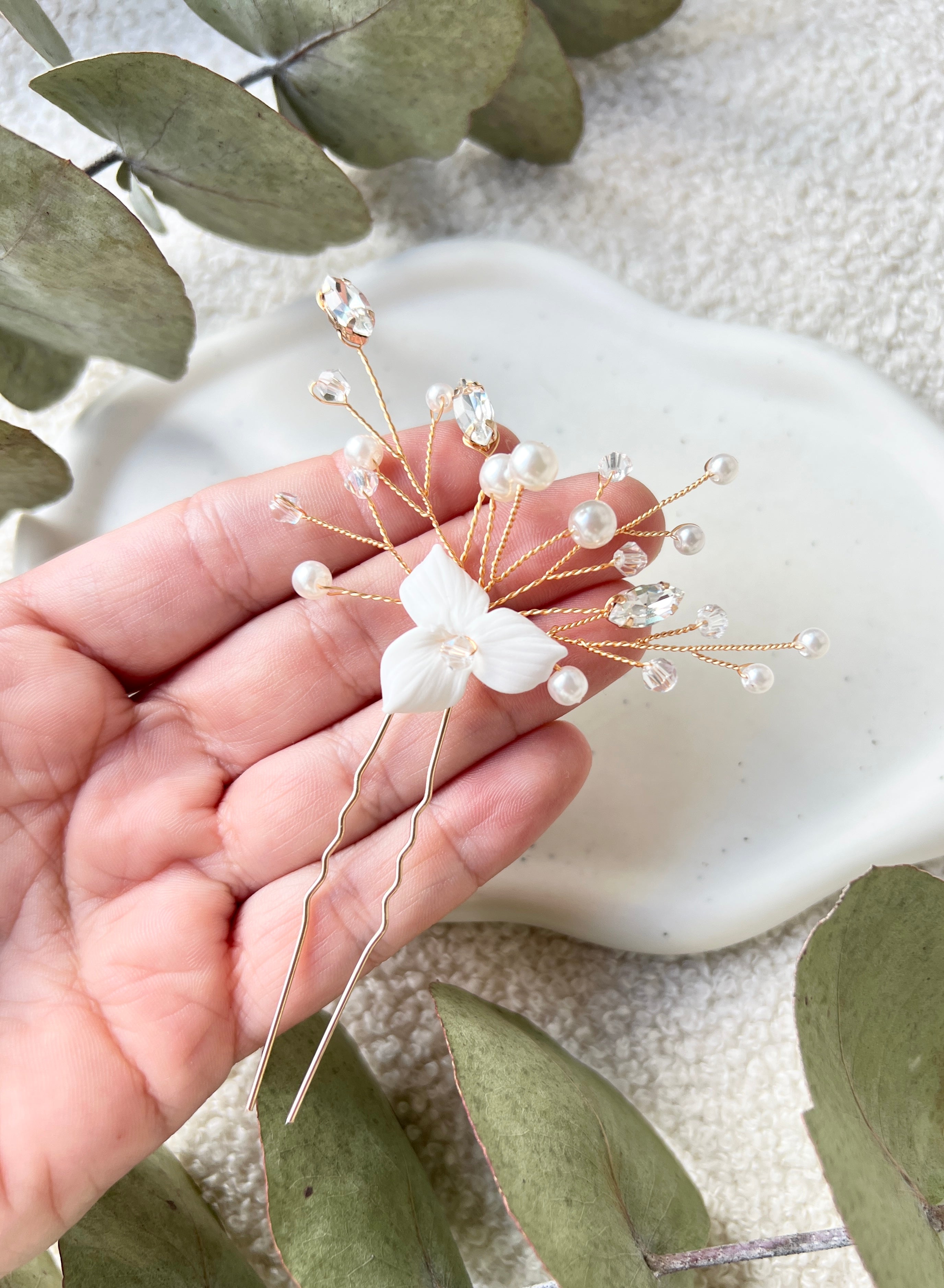 Braut Haarnadel, Gold, weiße Blüte, Perlen und Strasssteine, Brauthaarschmuck