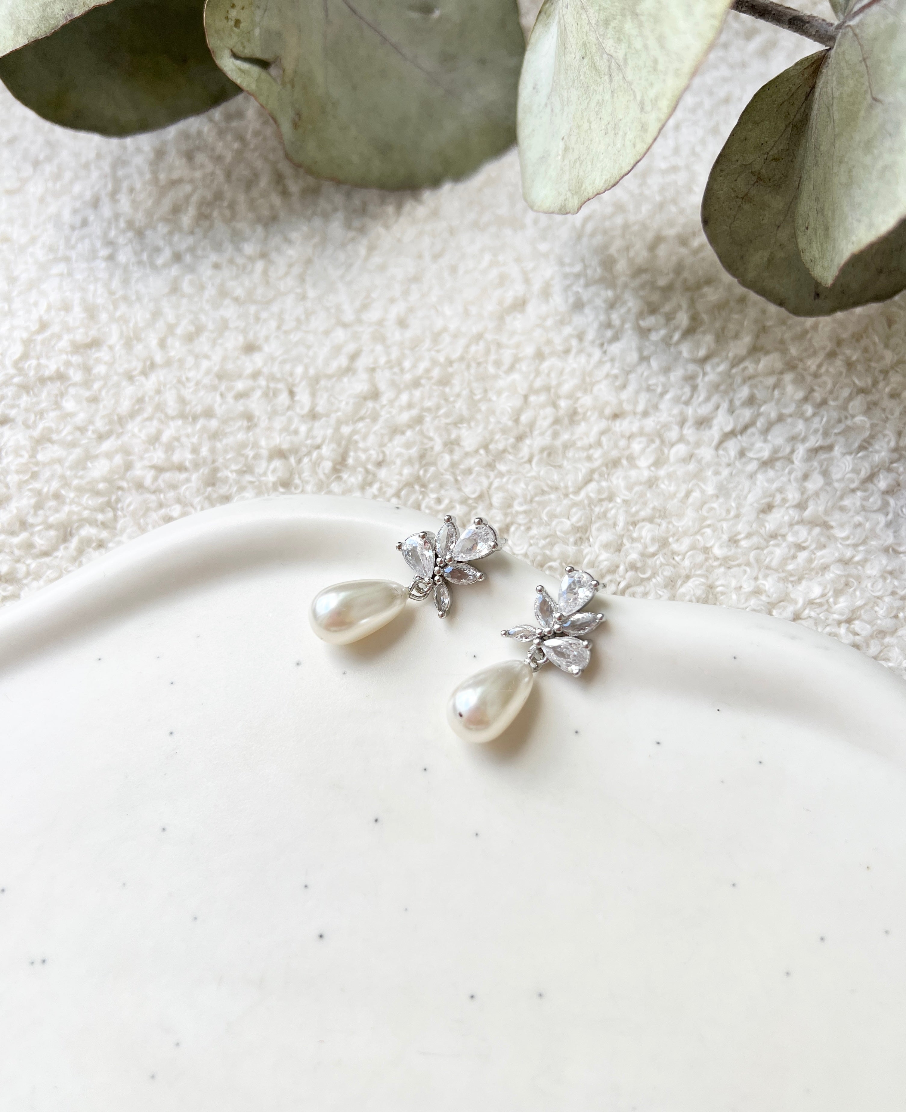 Perlenohrringe, Silber oder Gold, glänzende Ohrringe, Brautohrringe, funkelnde Ohrstecker, Brautschmuck, Schmuck für die Hochzeit