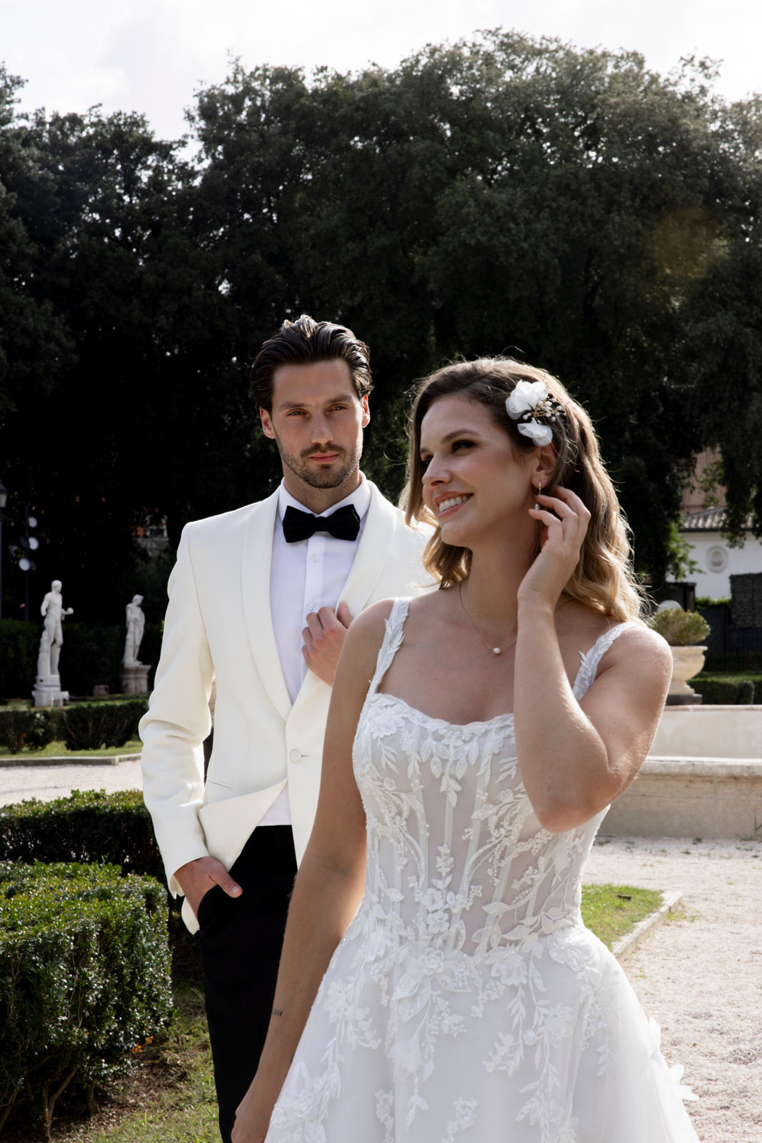 Haarnadel, gold, Blütenblätter, feine weisse Perlen, Brautschmuck, Hochzeit, Hochzeitsschmuck, eleganter Brauthaarschmuck