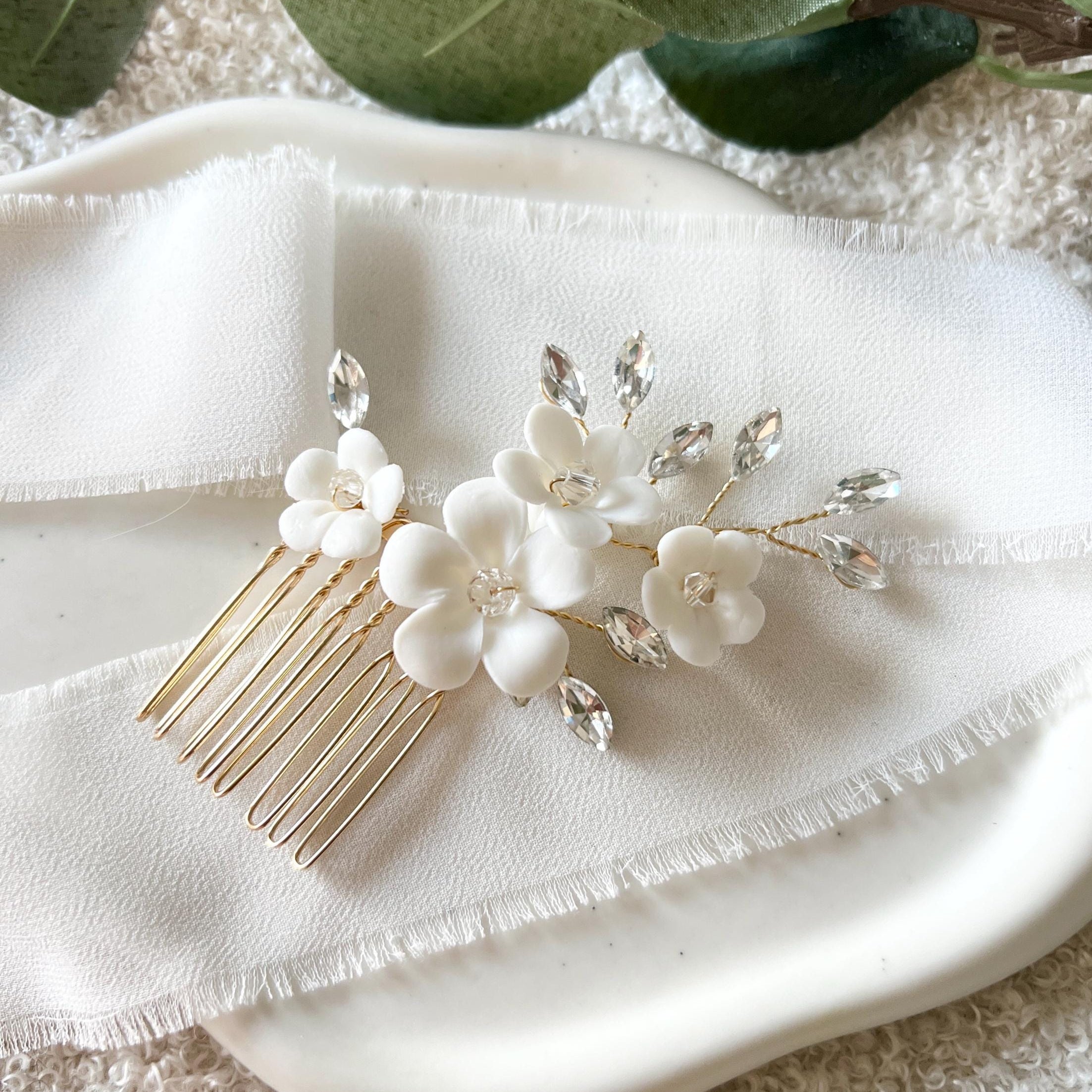 Haarkamm, Gold, weiße Blumen, goldener Schmuck Hochzeit, Keramikblüten, glänzende Strasssteine, transparente Perlen, Haarschmuck Brautjungfer, Brautschmuck, Schmuckbluete