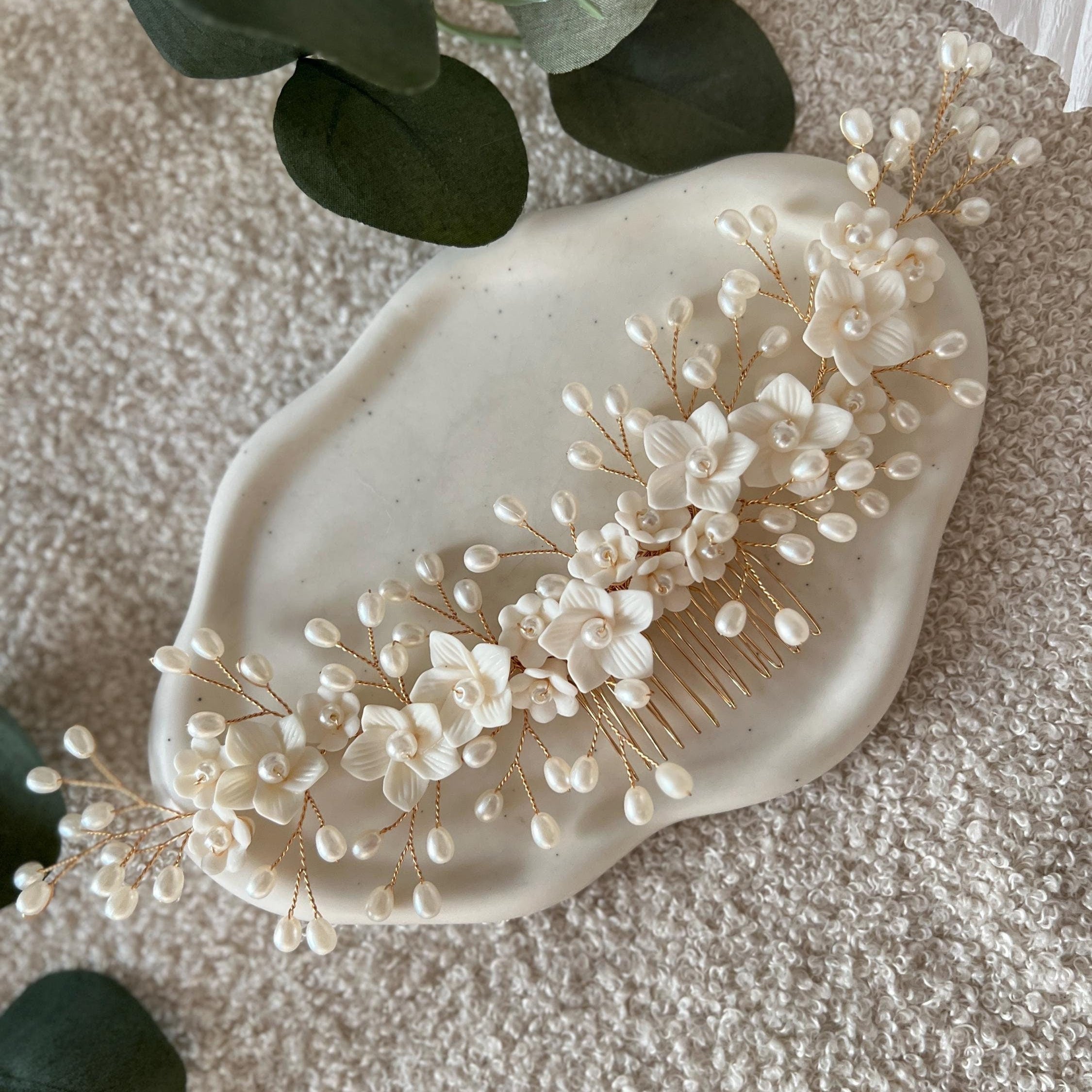 Haarschmuck, Keramik, weiße Blumen, Gold, Perlen, Perlenschmuck, Haarkamm Braut, Brautschmuck, Brauthaarschmuck, Schmuck Hochzeit