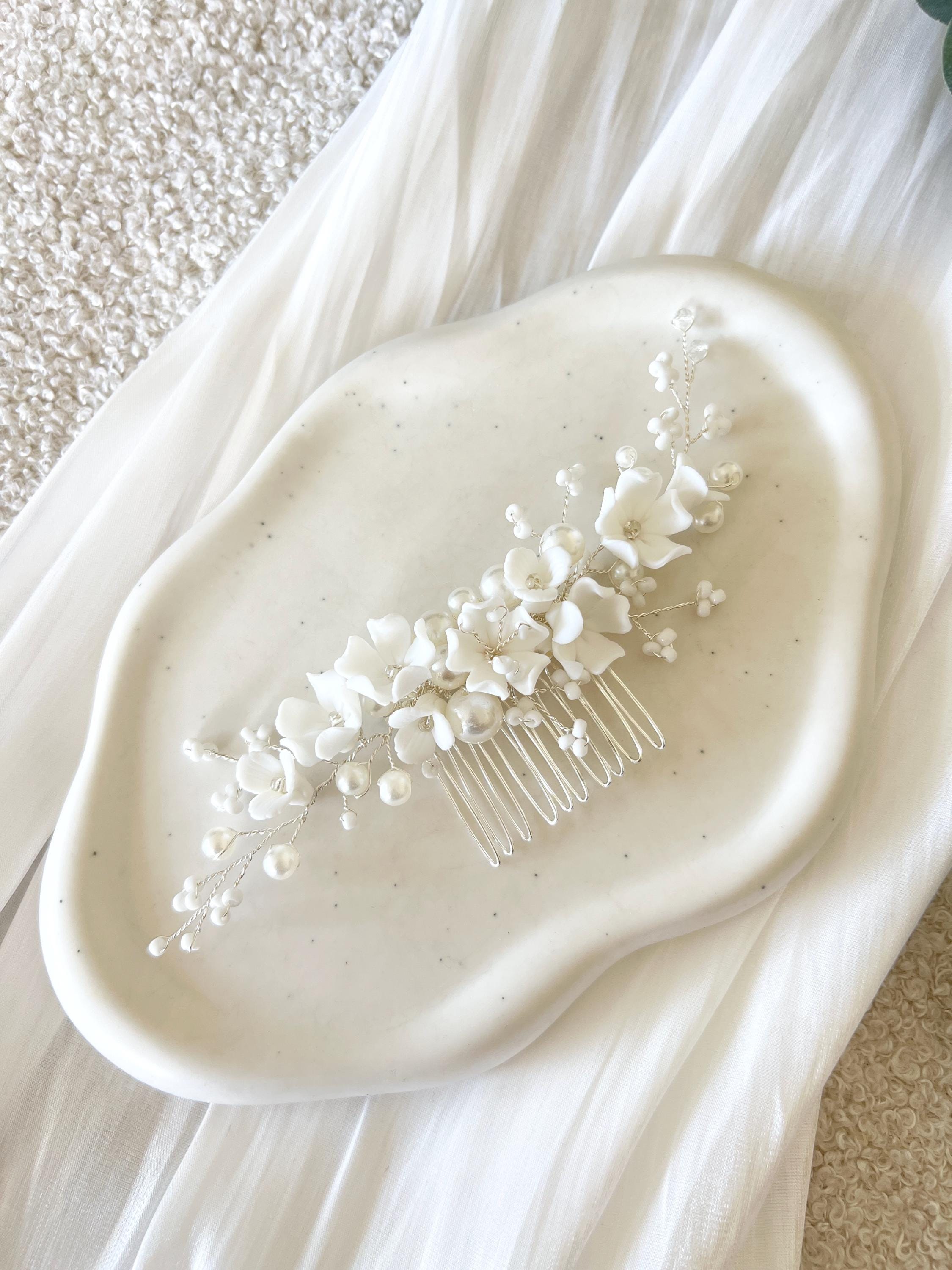 Haarkamm mit zarten Keramikblumen, weiße Blueten und Perlen, Perlenschmuck Hochzeit, Brauthaarschmuck, silberner Haarschmuck, Brautfrisur Brauthaarkamm, Schmuckbluete