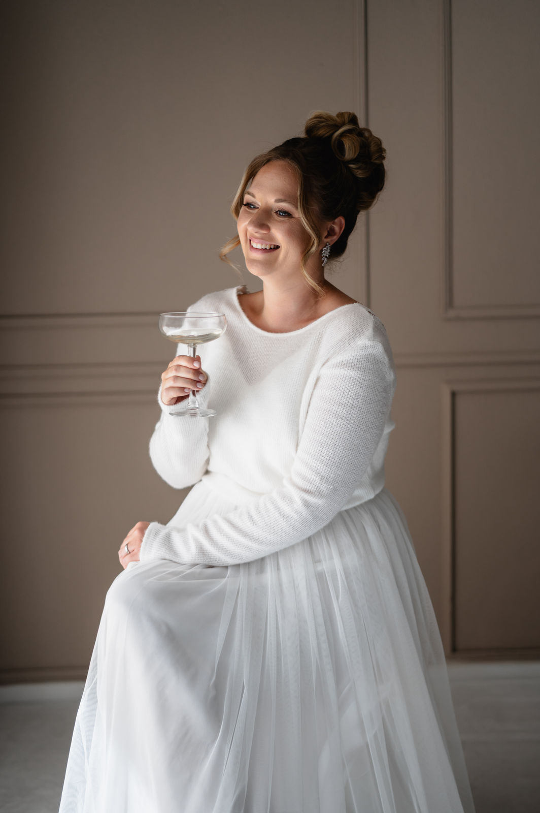 Brautohrringe mit funkelnden Cubic Zirkonia Steinen, Gold, Silber oder Rosegold, elegante Ohrringe in Blätter / Blütenform, feine Ohrstecker, Brautschmuck, Schmuck Hochzeit, Brautlook, Weddinginspiration, Standesamtlook, Geschenk fuer Sie, moderner Ohrschmuck