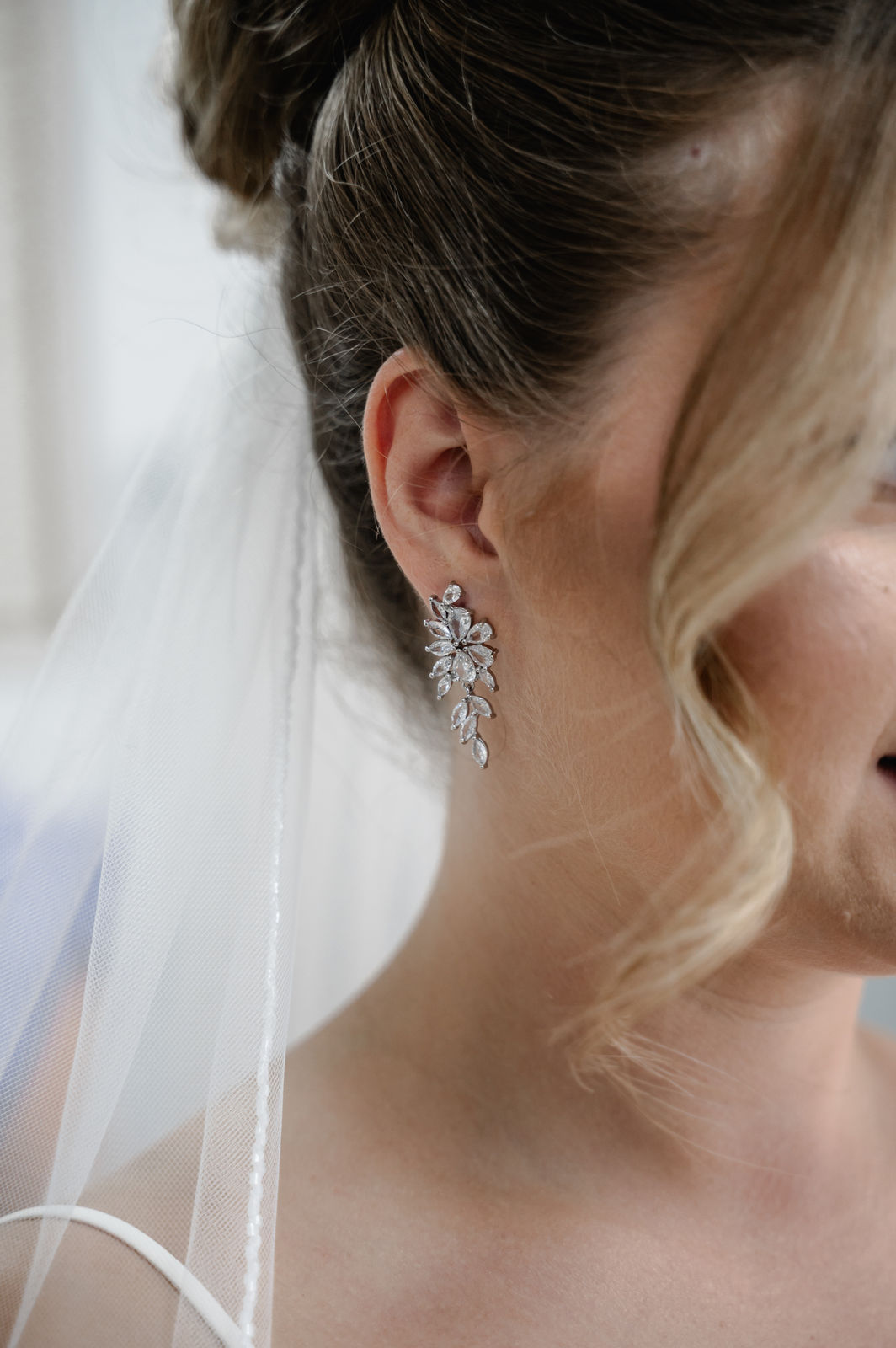 Brautohrringe mit funkelnden Cubic Zirkonia Steinen, Gold, Silber oder Rosegold, elegante Ohrringe in Blätter / Blütenform, feine Ohrstecker, Brautschmuck, Schmuck Hochzeit, Brautlook, Weddinginspiration, Standesamtlook, Geschenk fuer Sie, moderner Ohrschmuck