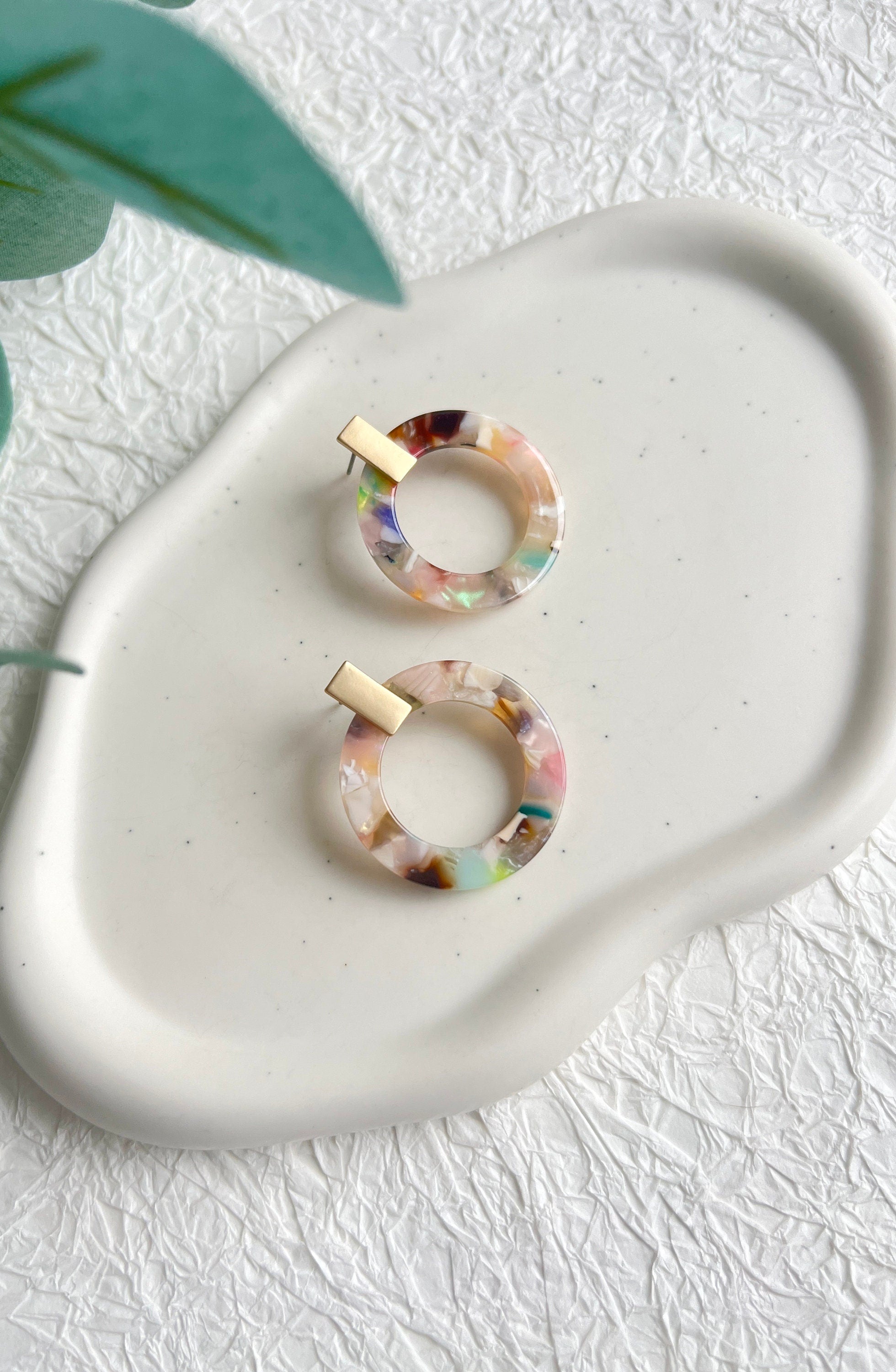 Lange Ohrringe bunt, gold Detail, Acryl, runde Ohrringe, Kreis Form, Trend, moderner Ohrschmuck,-Ohrringe-Schmuckblüte