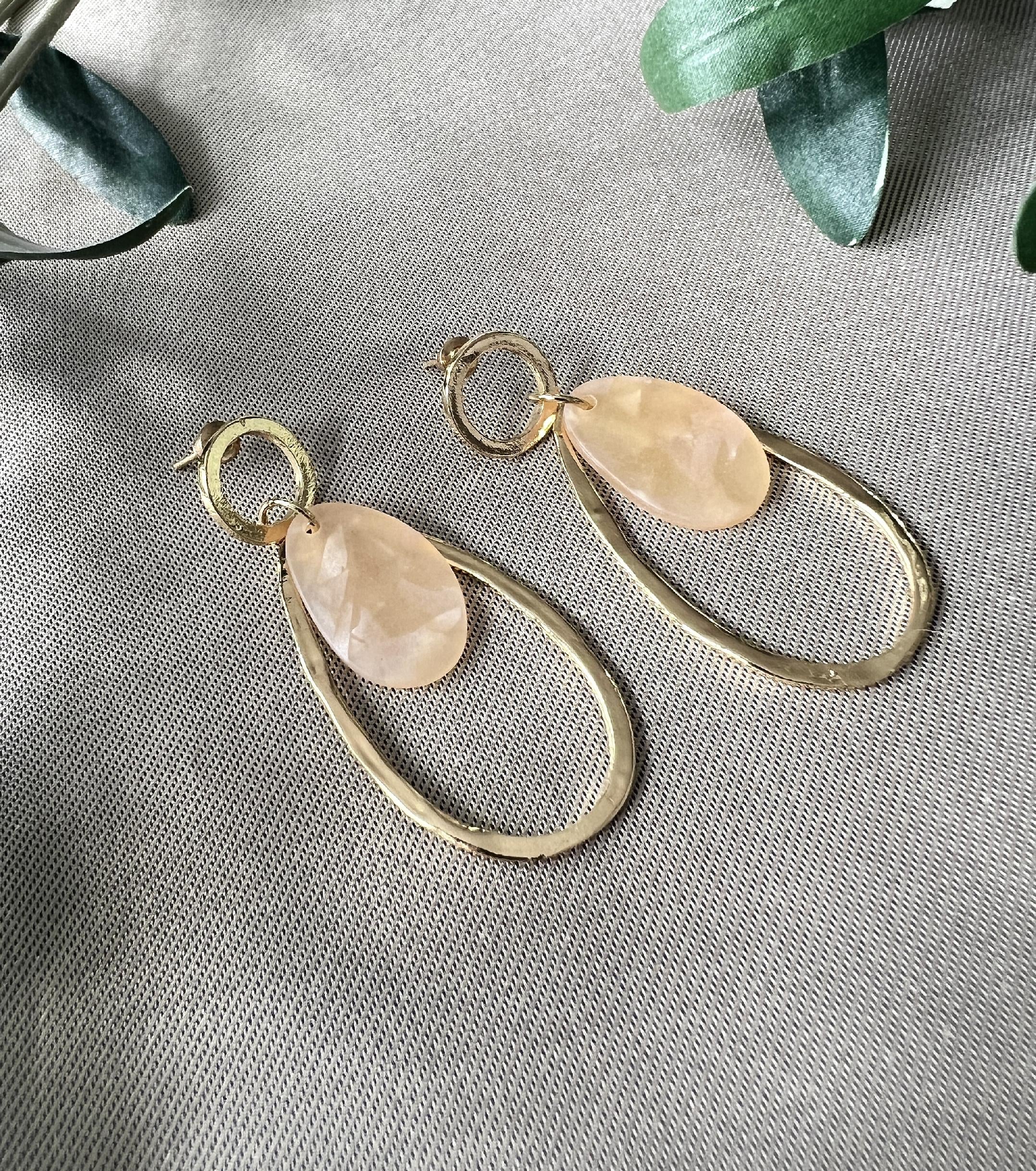 Lange Ohrringe gold und weiß, Ovale Hängeohrringe, eleganter Braut Ohrschmuck - Orange/Beige-Ohrringe-Schmuckblüte