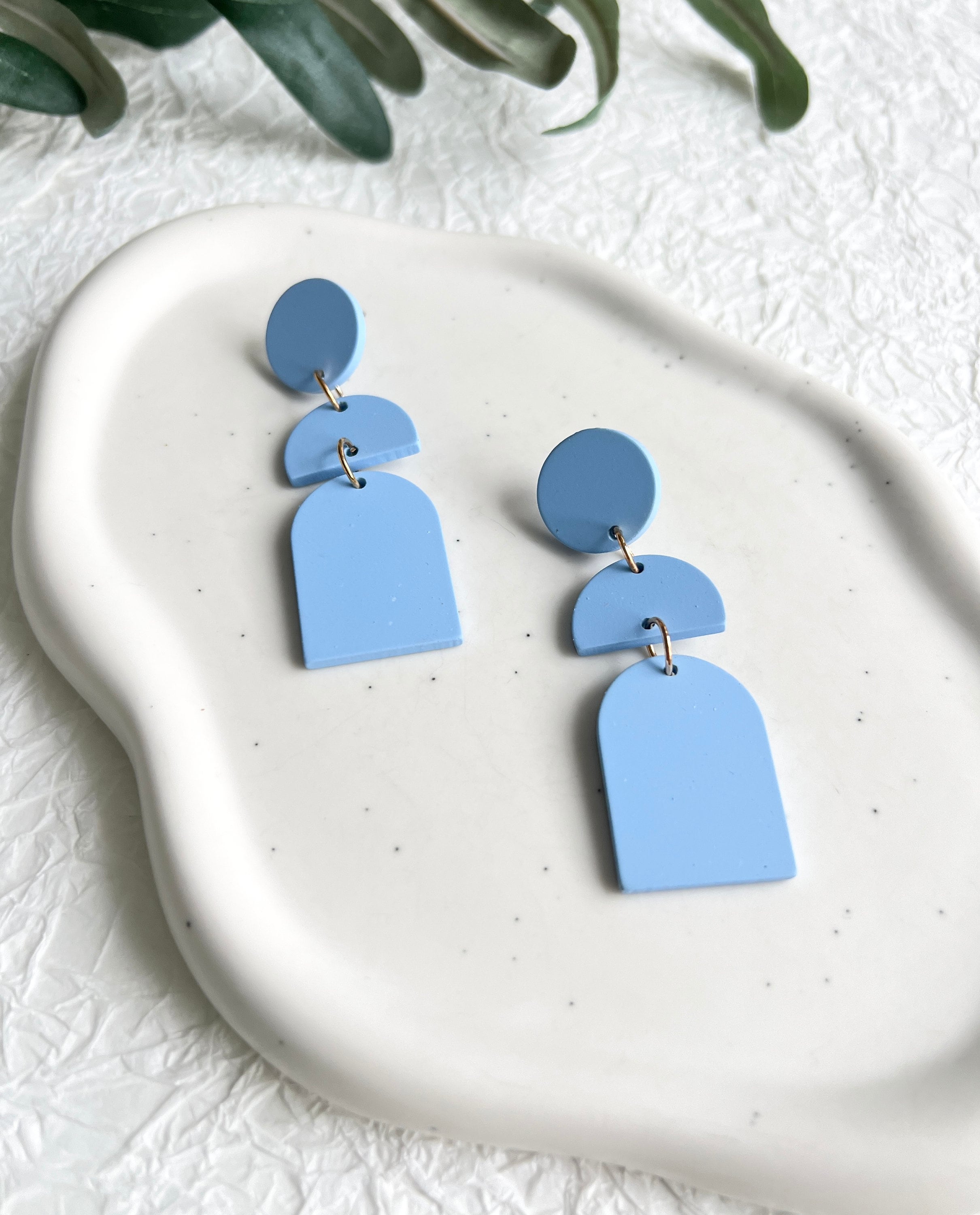 Lange Ohrringe, hellblau, goldene Details, geometrische Formen, große Hängeohrringe, moderner-Ohrringe-Schmuckblüte