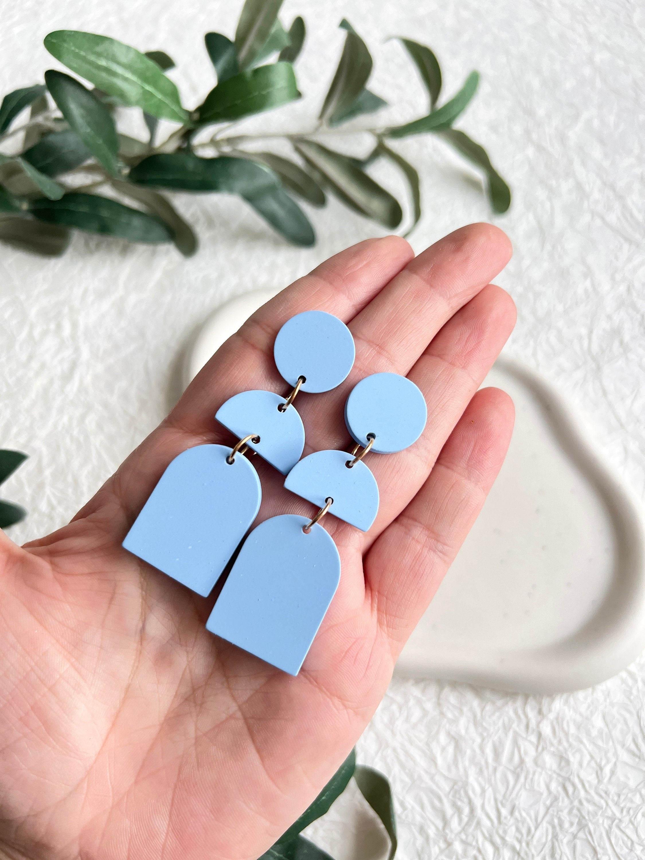 Lange Ohrringe, hellblau, goldene Details, geometrische Formen, große Hängeohrringe, moderner-Ohrringe-Schmuckblüte