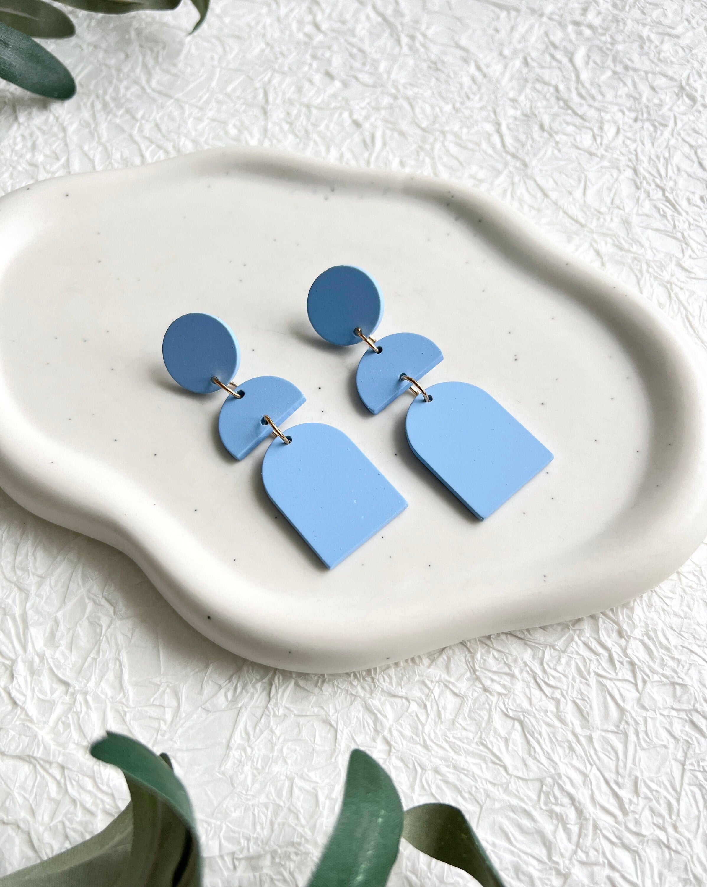 Lange Ohrringe, hellblau, goldene Details, geometrische Formen, große Hängeohrringe, moderner-Ohrringe-Schmuckblüte