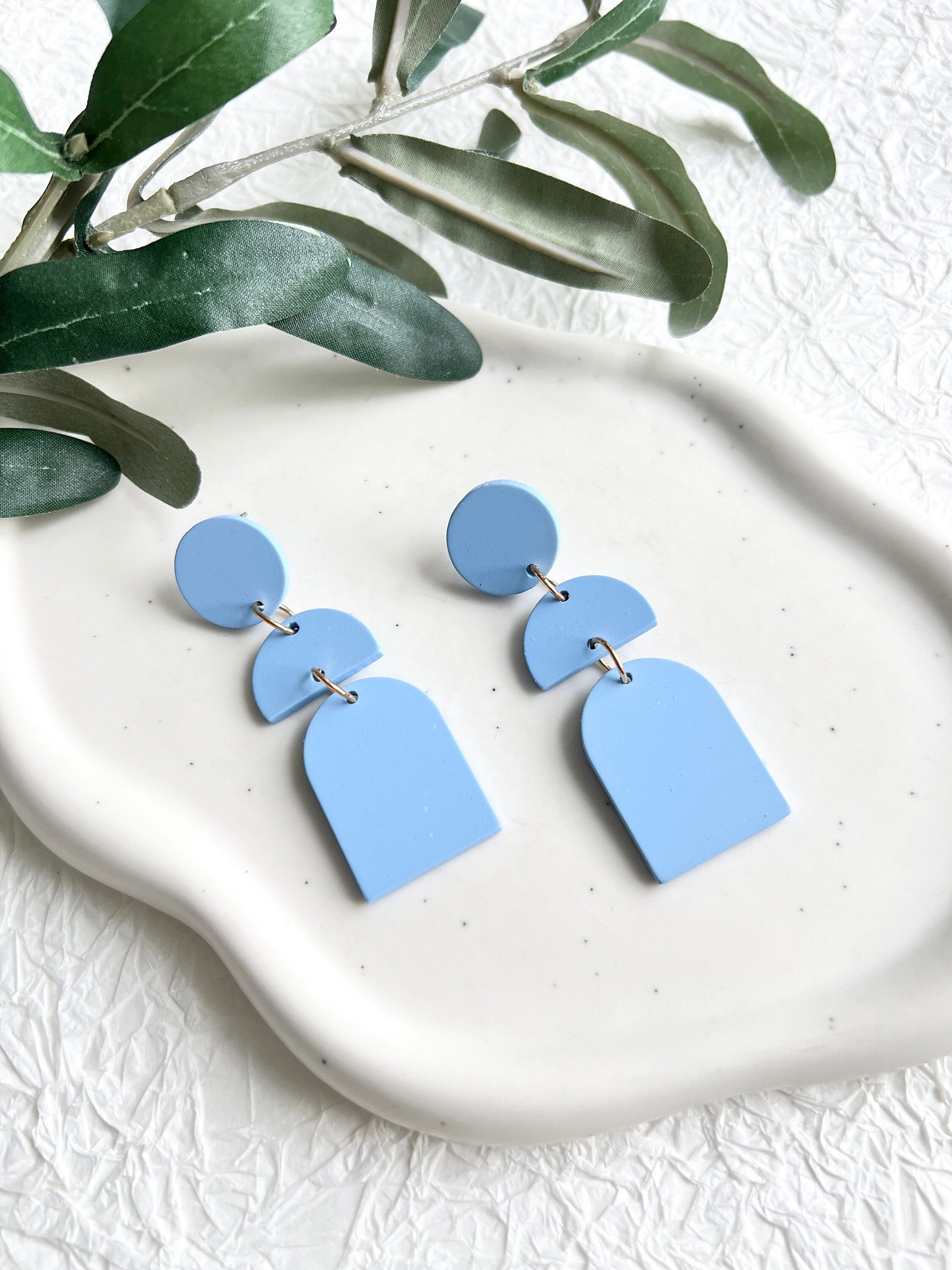 Lange Ohrringe, hellblau, goldene Details, geometrische Formen, große Hängeohrringe, moderner-Ohrringe-Schmuckblüte