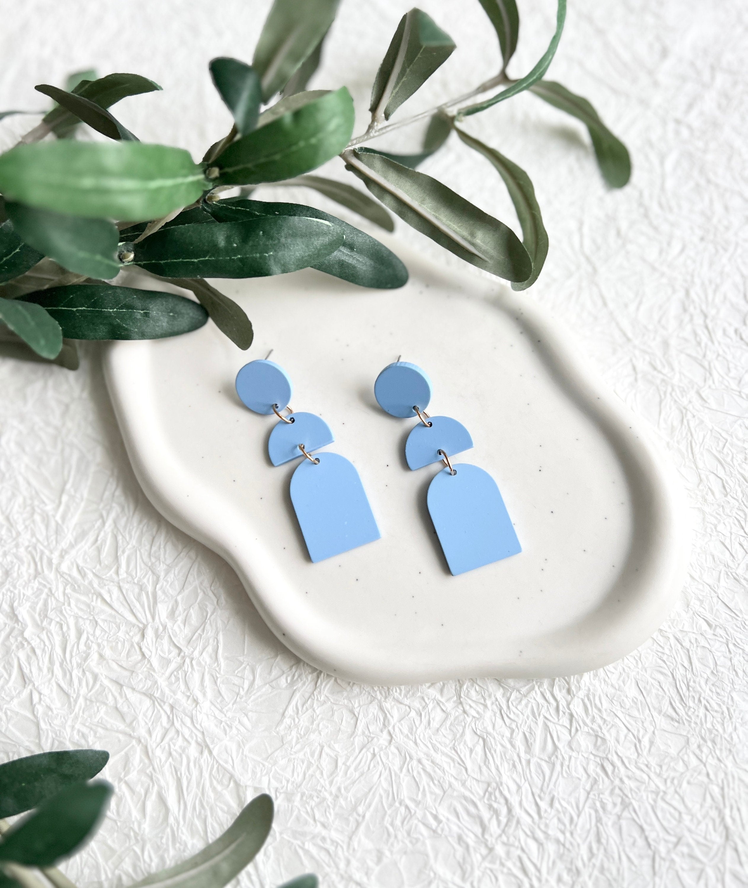 Lange Ohrringe, hellblau, goldene Details, geometrische Formen, große Hängeohrringe, moderner-Ohrringe-Schmuckblüte