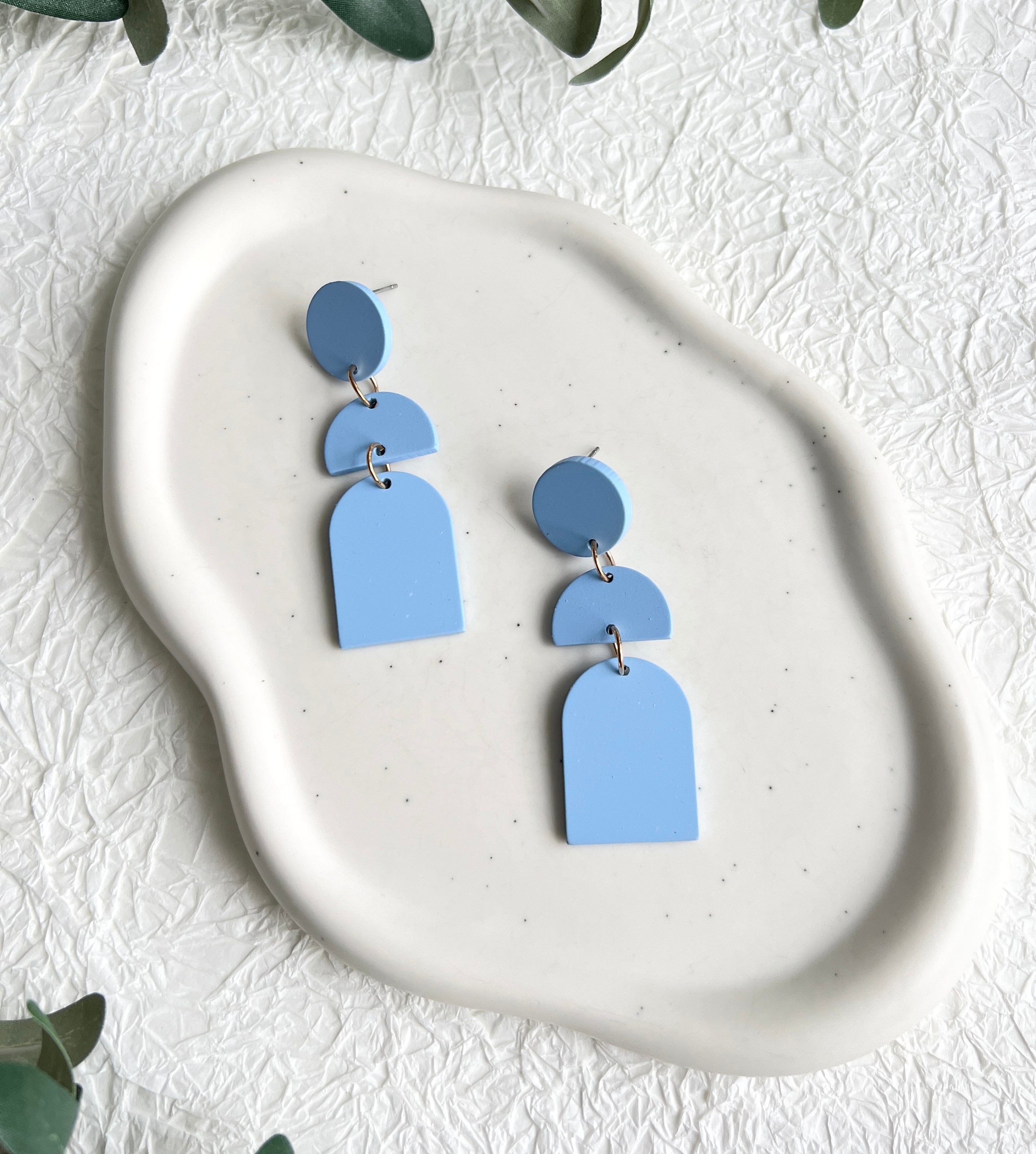Lange Ohrringe, hellblau, goldene Details, geometrische Formen, große Hängeohrringe, moderner-Ohrringe-Schmuckblüte