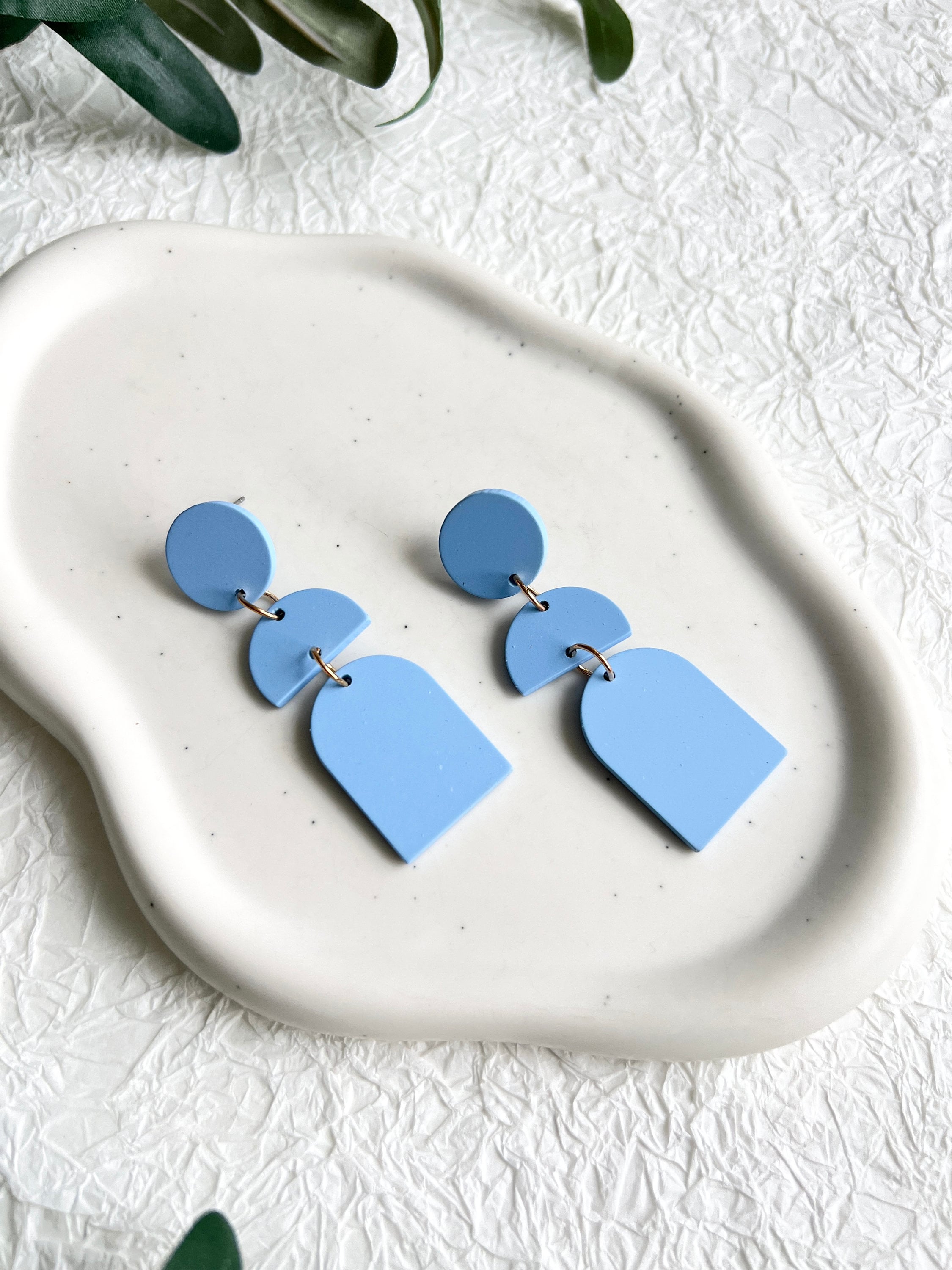 Lange Ohrringe, hellblau, goldene Details, geometrische Formen, große Hängeohrringe, moderner-Ohrringe-Schmuckblüte