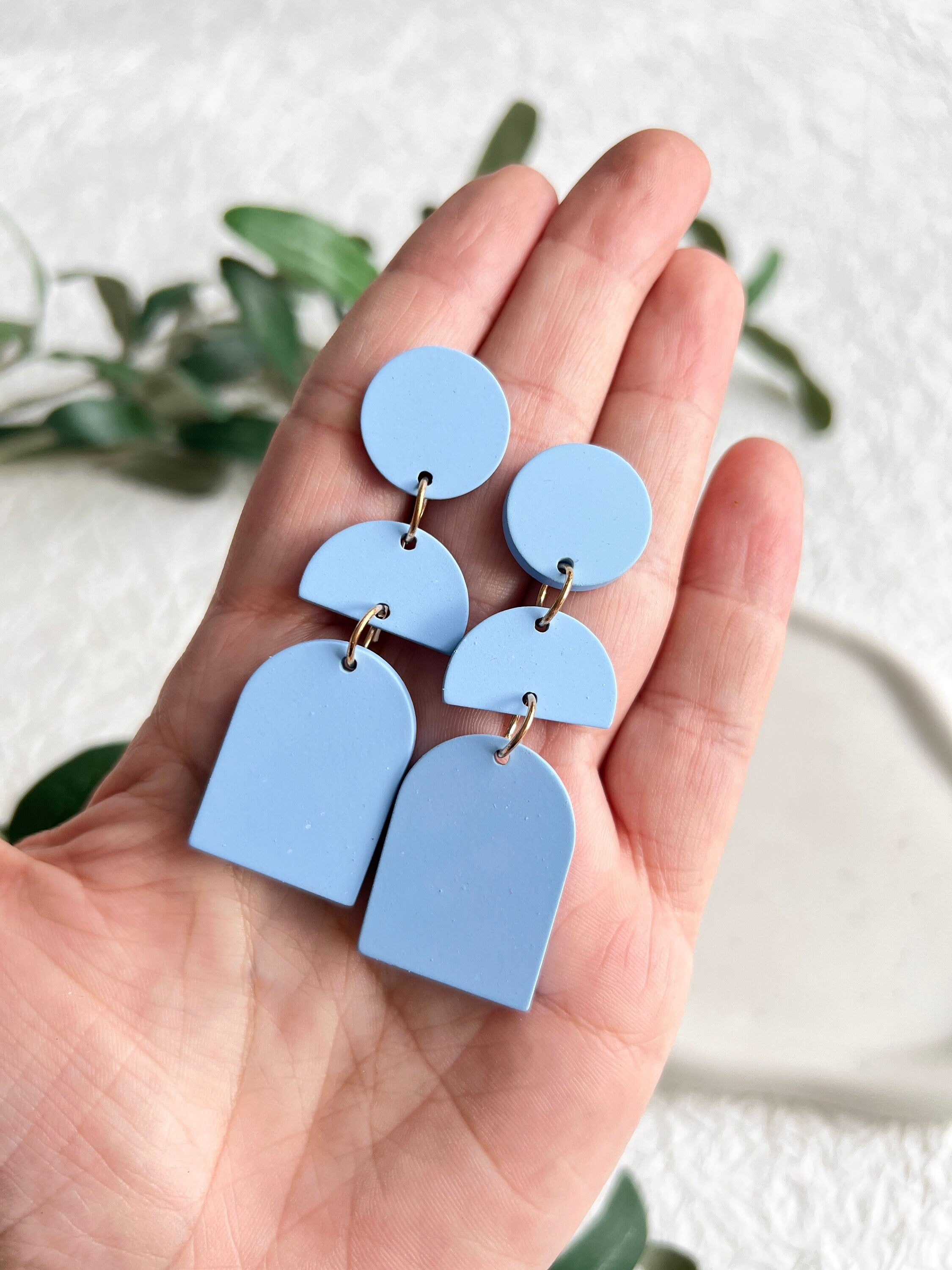 Lange Ohrringe, hellblau, goldene Details, geometrische Formen, große Hängeohrringe, moderner-Ohrringe-Schmuckblüte