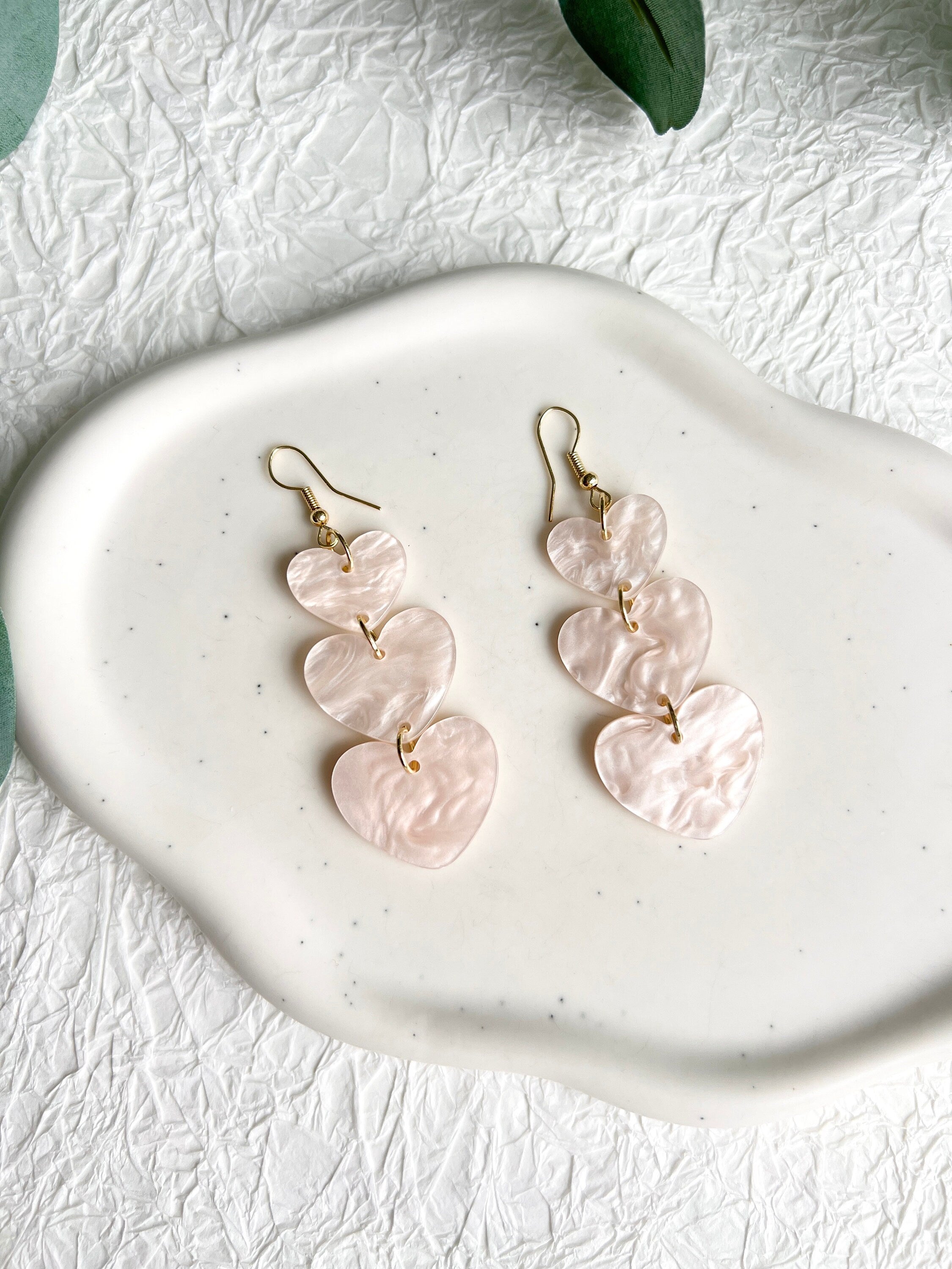 Lange Ohrringe, helles Rosa, Gold Details, Acryl, Herz Form Hängeohrringe, moderner Ohrschmuck,-Ohrringe-Schmuckblüte