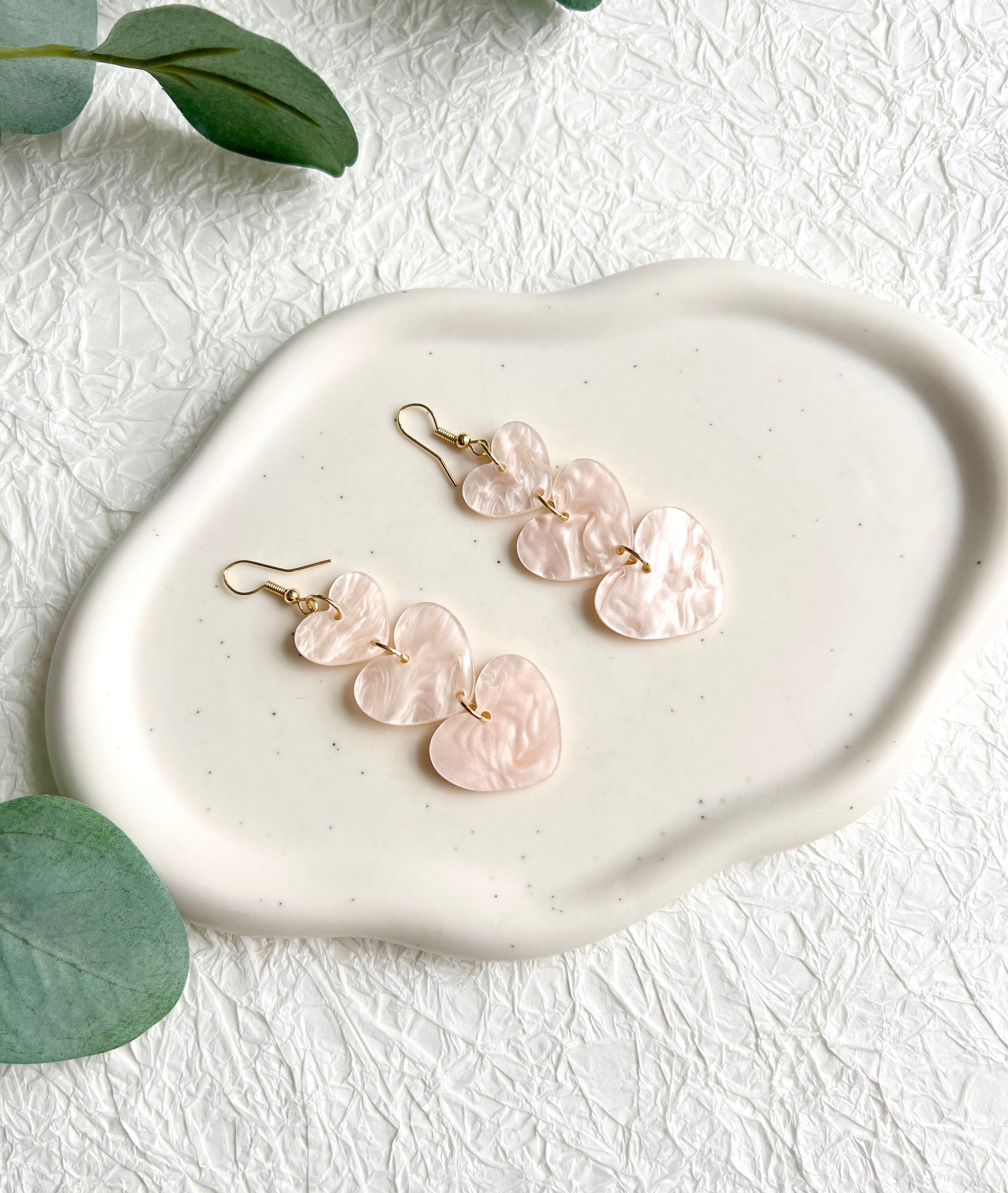 Lange Ohrringe, helles Rosa, Gold Details, Acryl, Herz Form Hängeohrringe, moderner Ohrschmuck,-Ohrringe-Schmuckblüte