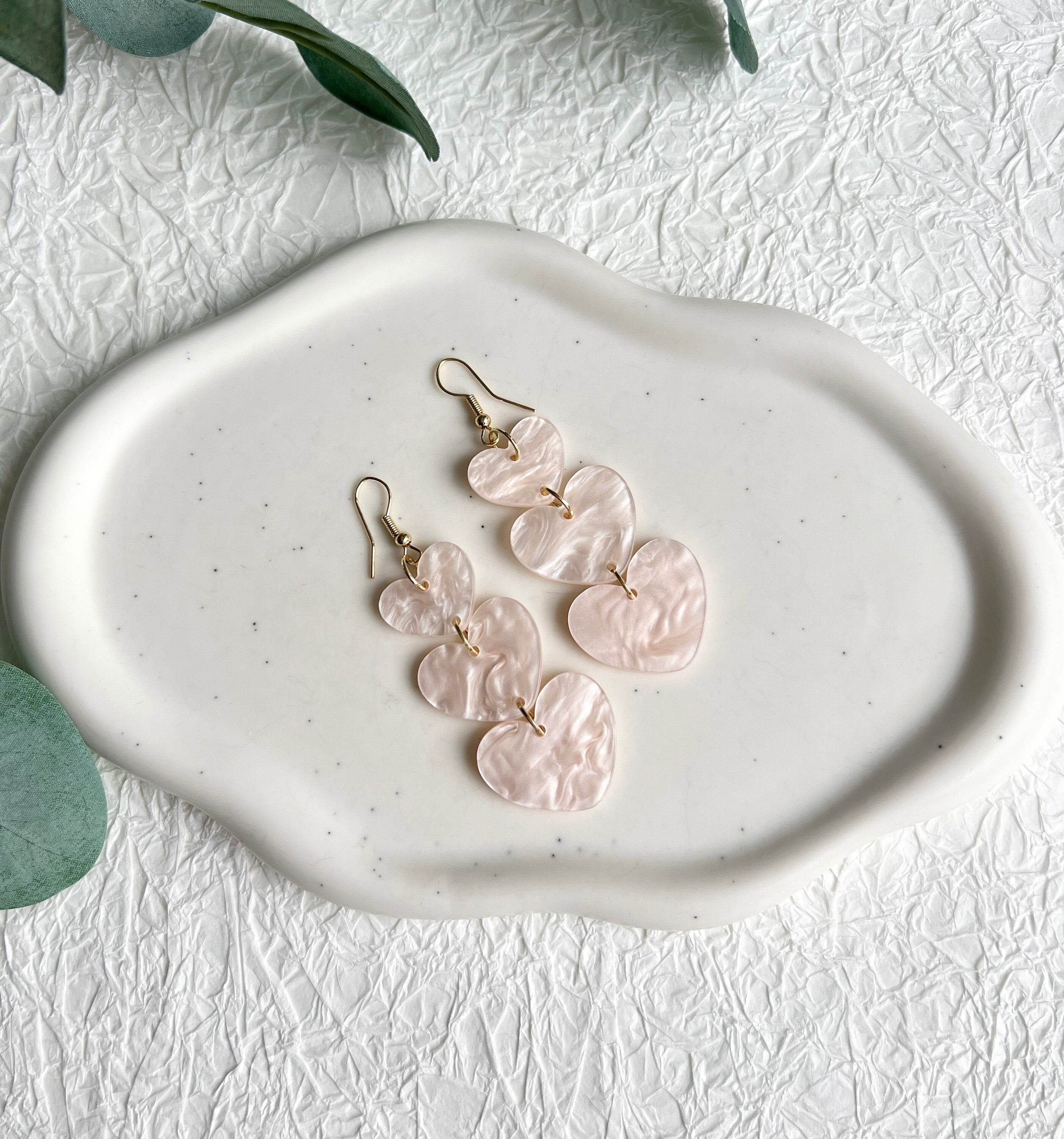Lange Ohrringe, helles Rosa, Gold Details, Acryl, Herz Form Hängeohrringe, moderner Ohrschmuck,-Ohrringe-Schmuckblüte