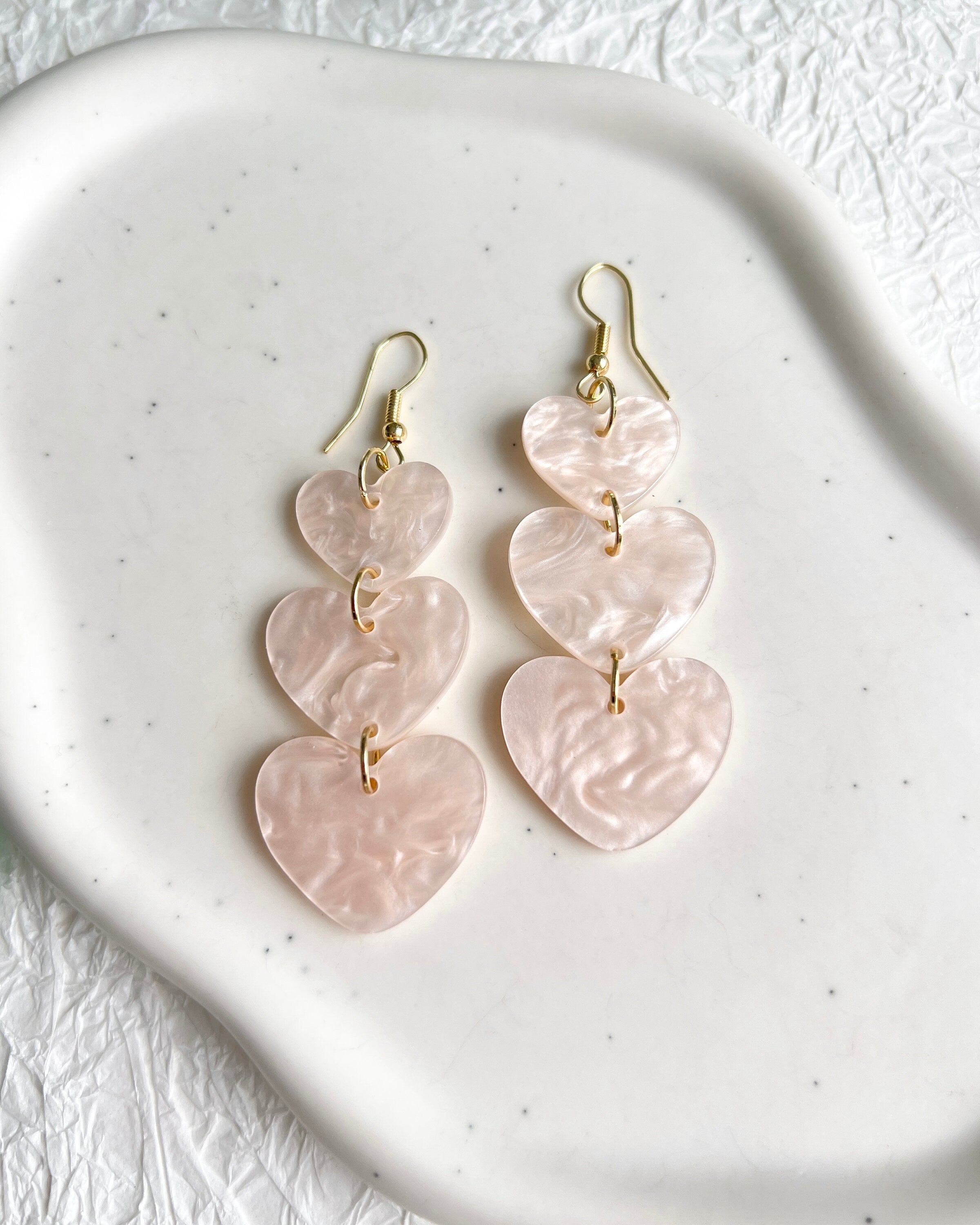 Lange Ohrringe, helles Rosa, Gold Details, Acryl, Herz Form Hängeohrringe, moderner Ohrschmuck,-Ohrringe-Schmuckblüte