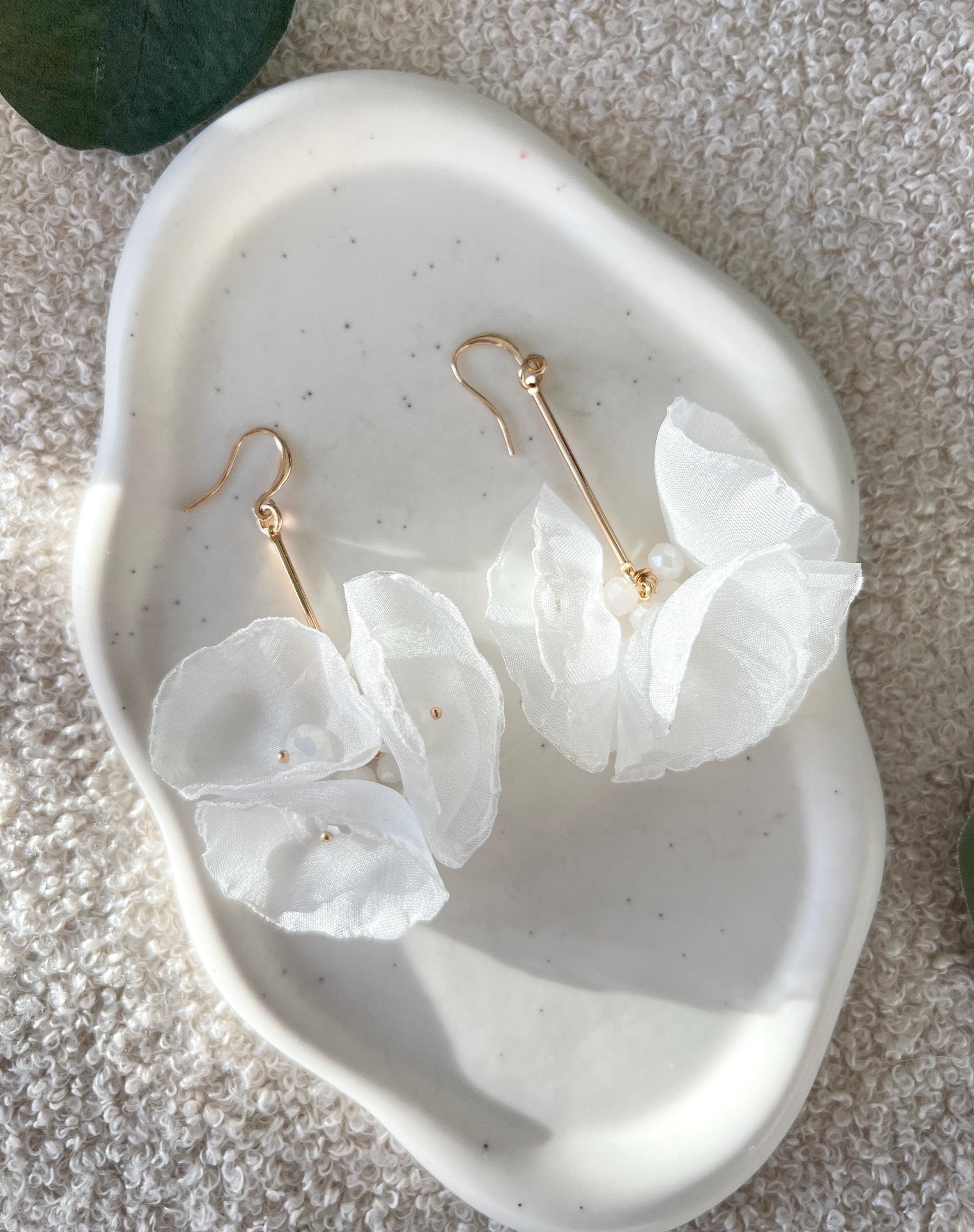 Moderne Ohrringe, Brautohrringe, Gold, weiße Blüten, glänzende Perlen, Perlenschmuck, Stoff, Hängeohrringe, Brautschmuck, Schmuck Hochzeit, Perlenohrringe