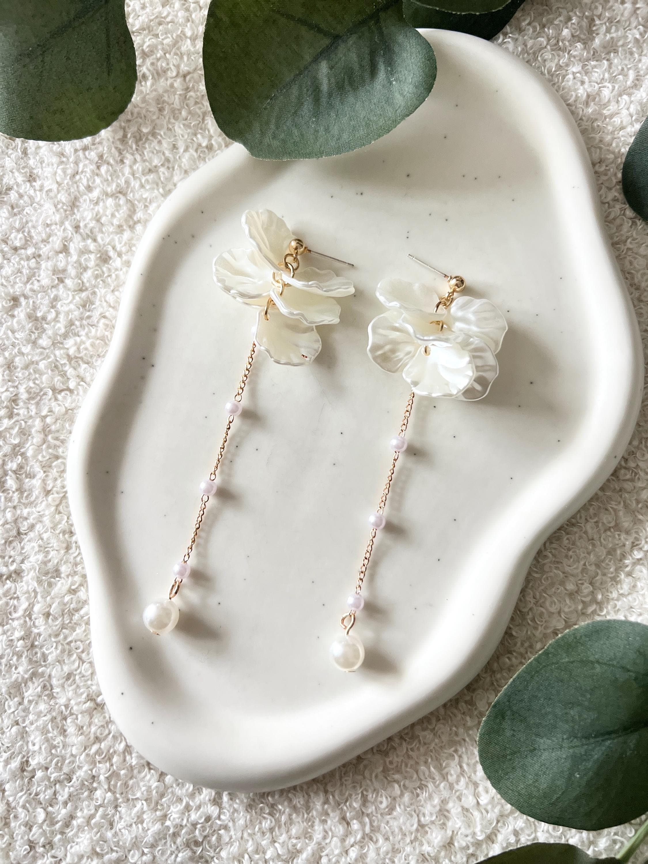 Brautohrringe, gold und weiß, Blätter, Perlmuttoptik, weiße Perlen, lange Hängeohrringe, Brautschmuck, Ohrstecker, moderne Brautohrringe Standesamt, Schmuck Hochzeit