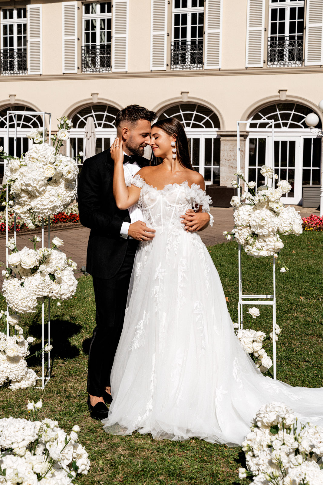 Lange Blütenohrringe, Weiße Blumen, Goldene Details, elegante Brautohrringe, feiner Brautschmuck, milchig-weiss, Hochzeitsschmuck, Schmuck Hochzeit, Statementschmuck, Ohrringe Standesamt, Blumenschmuck, Weddinginspiration, Bridalinspo, Bride to be, Earrings, Styled Shooting, modern Wedding