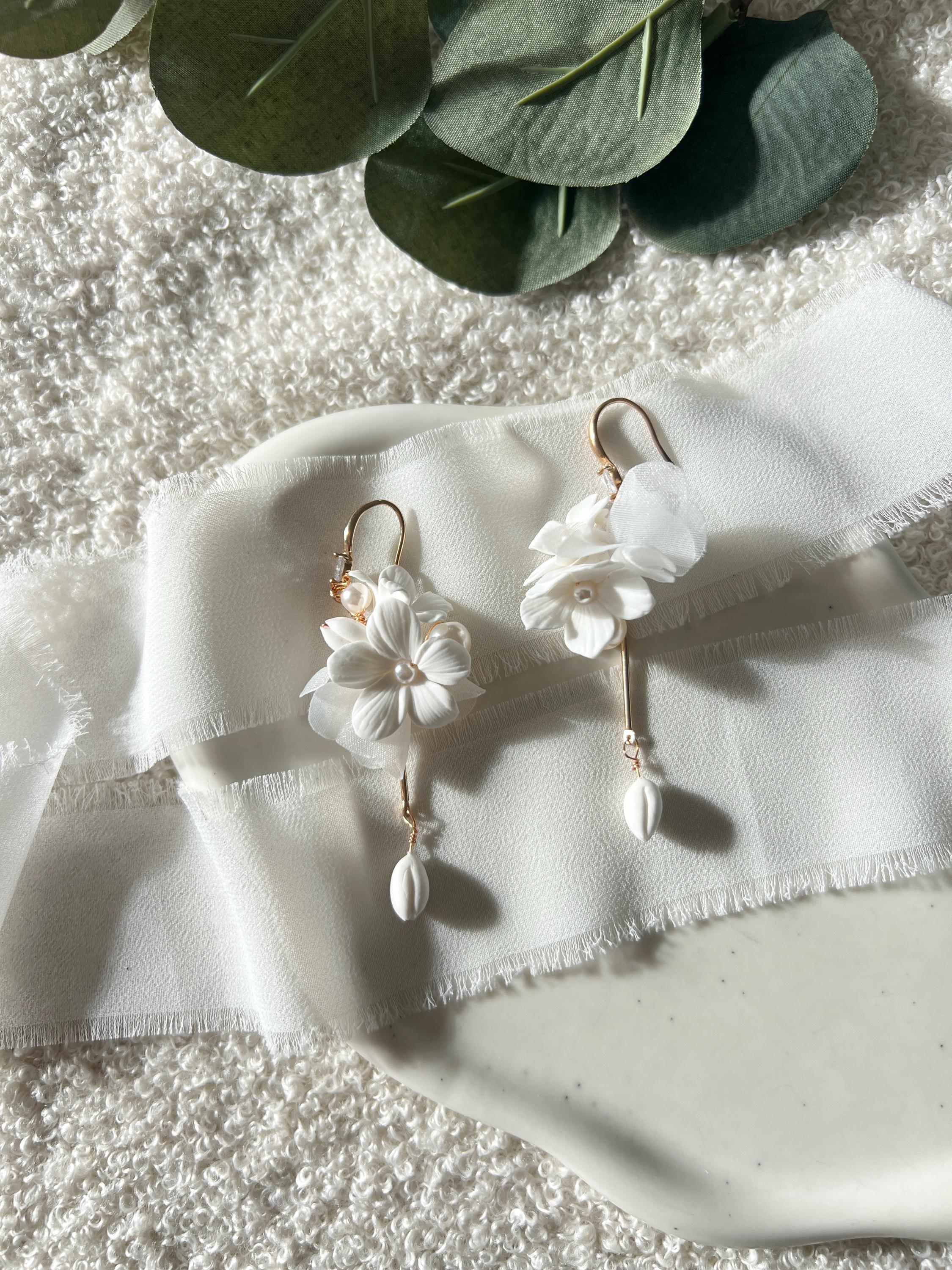 Brautohrringe, Perlen, Weiß und Gold, Blüten, lange Ohrringe mit Blumen und kleinen Perlen, Perlenschmuck, Hängeohrringe, weißer Brautschmuck, Braut, Hochzeit, Schmuck, Accessoire Brautjungfer, Hochzeitsschmuck