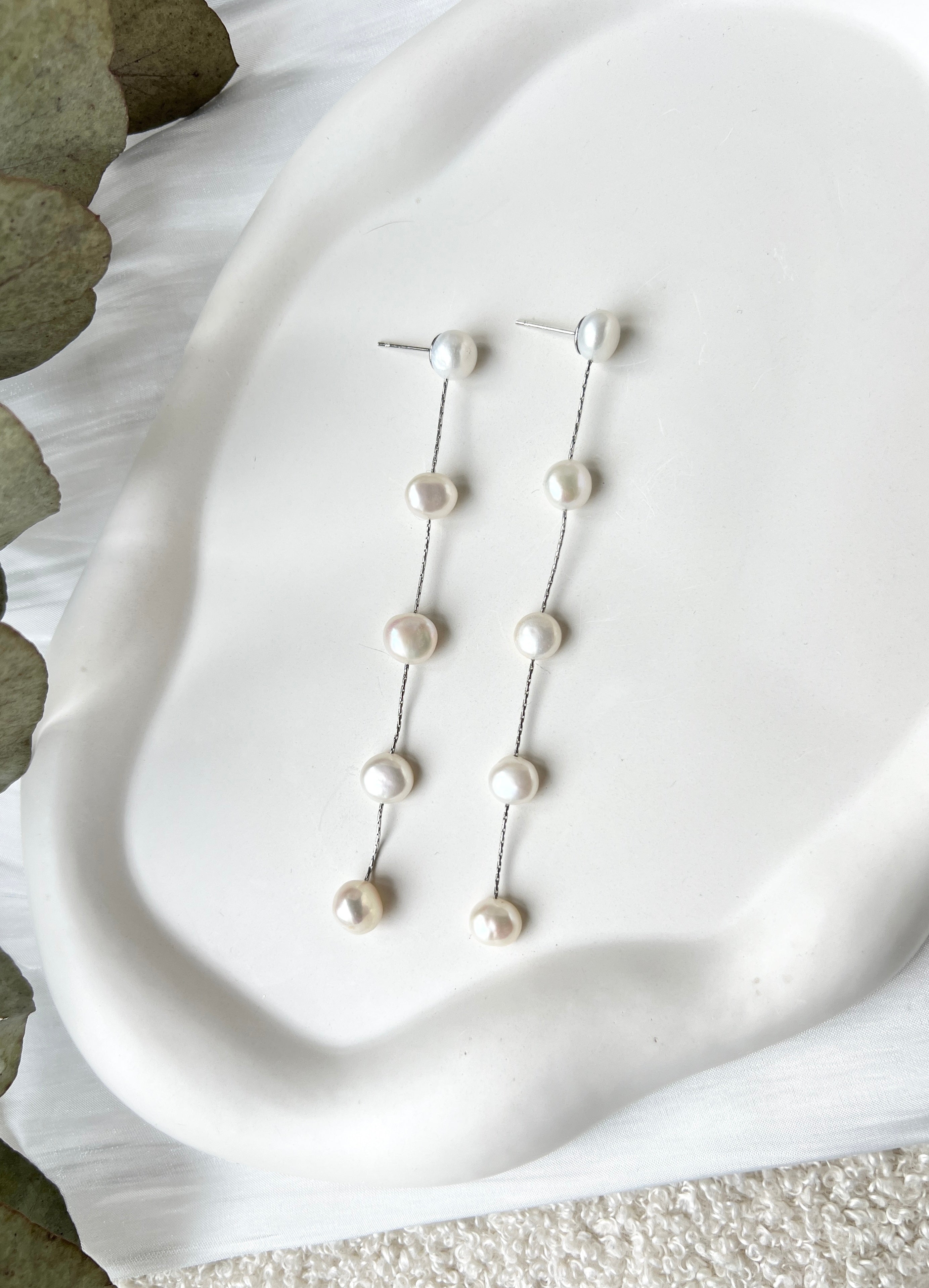 lange Perlenohrringe, Brautschmuck in Silber oder Gold, weiße Perlen, feine Brautohrringe, moderne Ohrringe Standesamt, Perlenschmuck, Schmuck Hochzeit, elegante Hängeohrringe