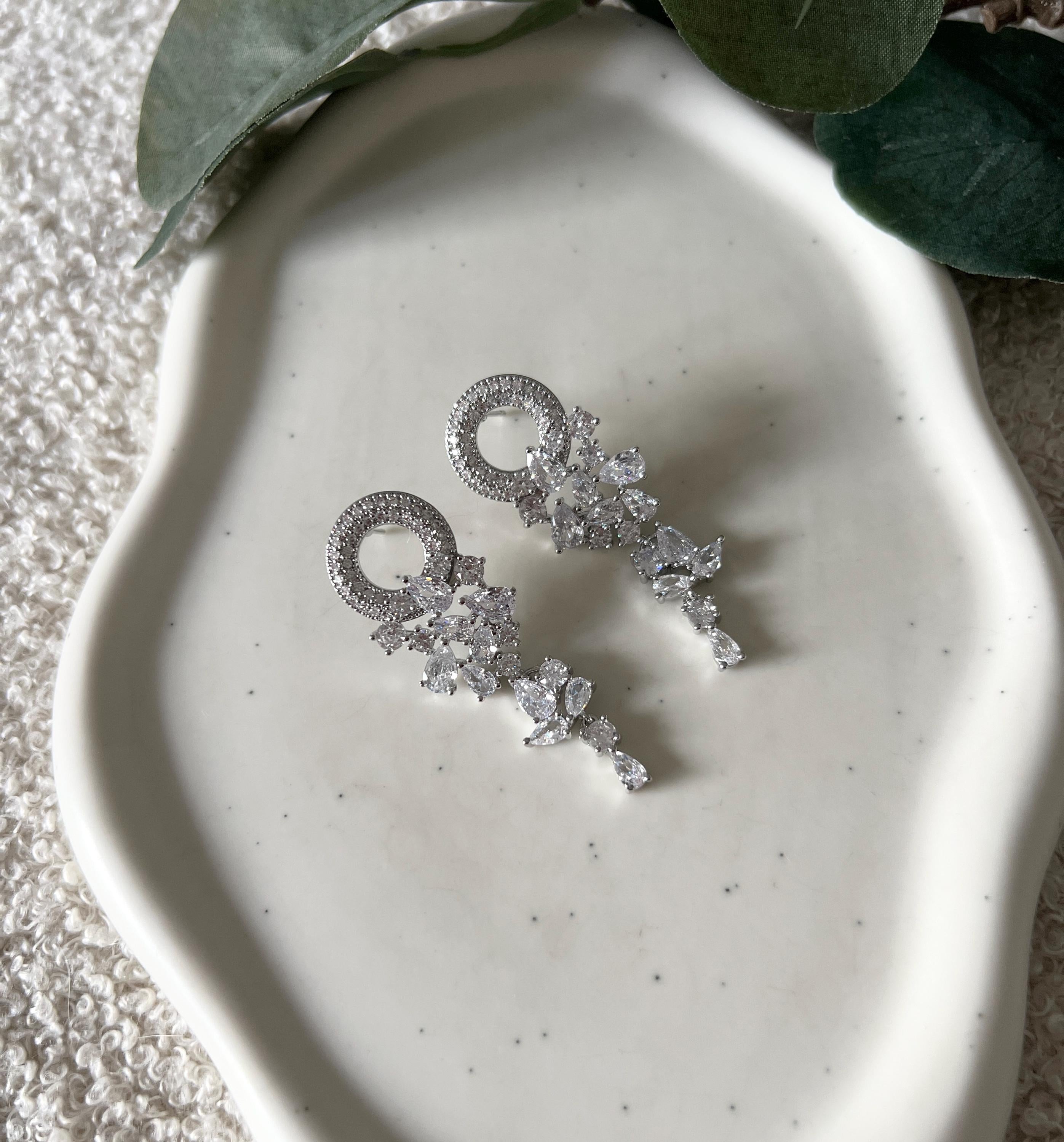 Moderne Brautohrringe, silberne Ohrringe, Schmuck Silber, Brautschmuck, Standesamtlook, Bride to Be, feine funkelnde Haengeohrringe, Brautjungfer, Schmuckbluete