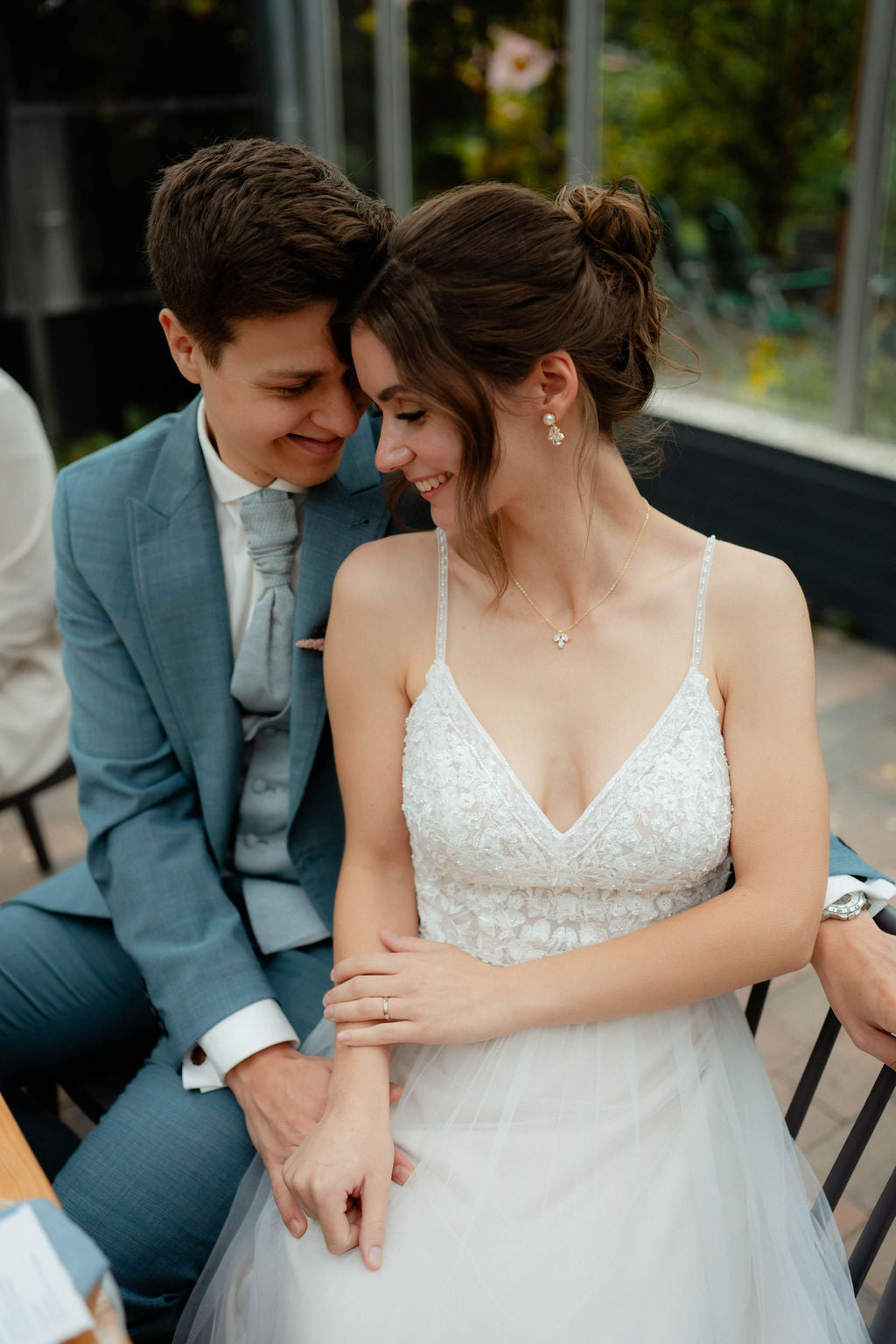 Goldene Brauthalskette, glänzende Zirkonia Steine, Blätterform, feine Kette, Gold, Geschenk für Sie, Weihnachtsgeschenkt Frauen, Schmuck Hochzeit, Braut, Hochwertige Halskette, edeler Brautschmuck, eleganter Damenschmuck