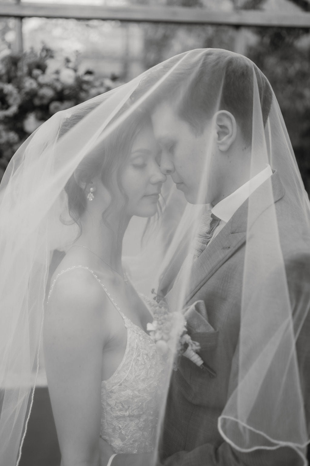 Goldene Brautohrringe, weiße Perlen, glänzende Zirkonia Steine, feine Ohrringe, Gold, Geschenk für Sie, Weihnachtsgeschenkt Frauen, Schmuck Hochzeit, Braut, Perlenschmuck, Hochwertige Perlenohrringe, edeler Brautschmuck, elegante Ohrstecker, Ohrschmuck, Damenschmuck