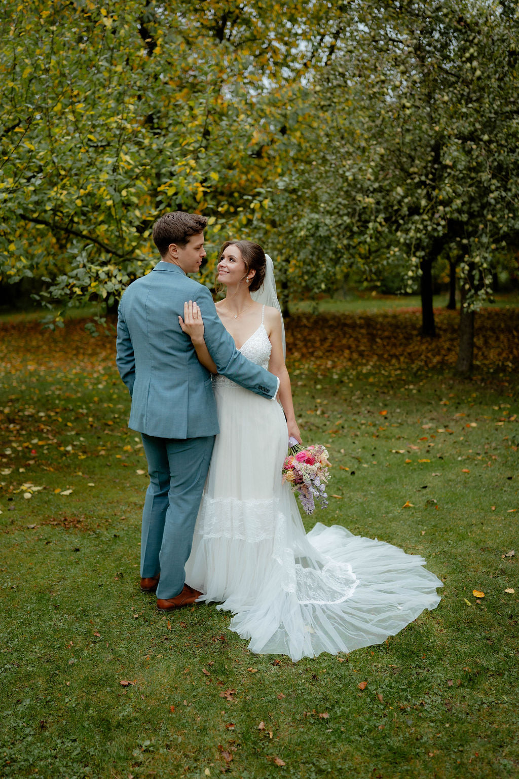 Goldene Brautohrringe, weiße Perlen, glänzende Zirkonia Steine, feine Ohrringe, Gold, Geschenk für Sie, Weihnachtsgeschenkt Frauen, Schmuck Hochzeit, Braut, Perlenschmuck, Hochwertige Perlenohrringe, edeler Brautschmuck, elegante Ohrstecker, Ohrschmuck, Damenschmuck