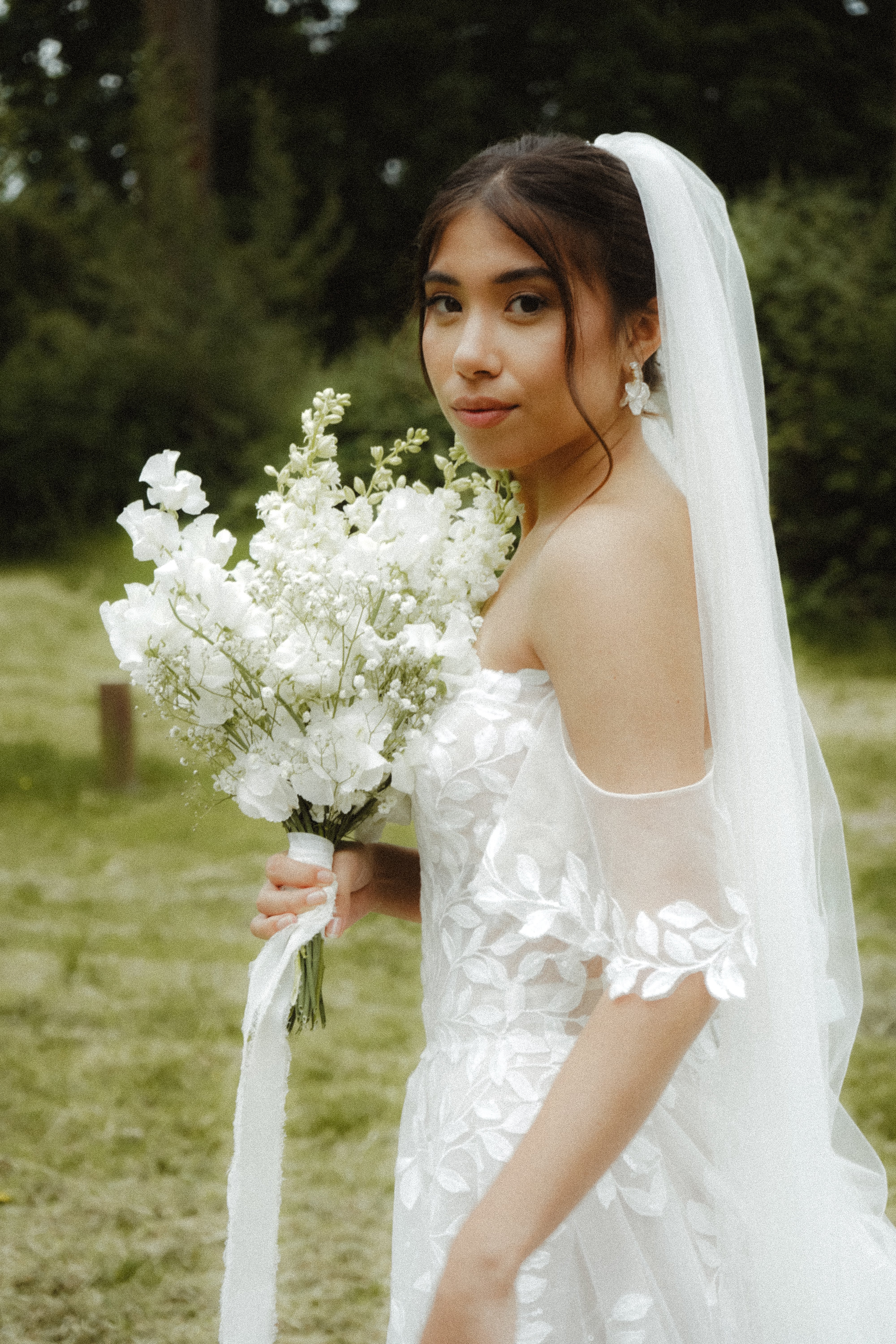 funkelnde Brautohrringe, silber und gold mit weiß Perlmuttoptik glänzenden Blättern, Brautohrstecker, Ohrringe für die Hochzeit, Brautjungfer, Trauzeugin, Schmuckblüte