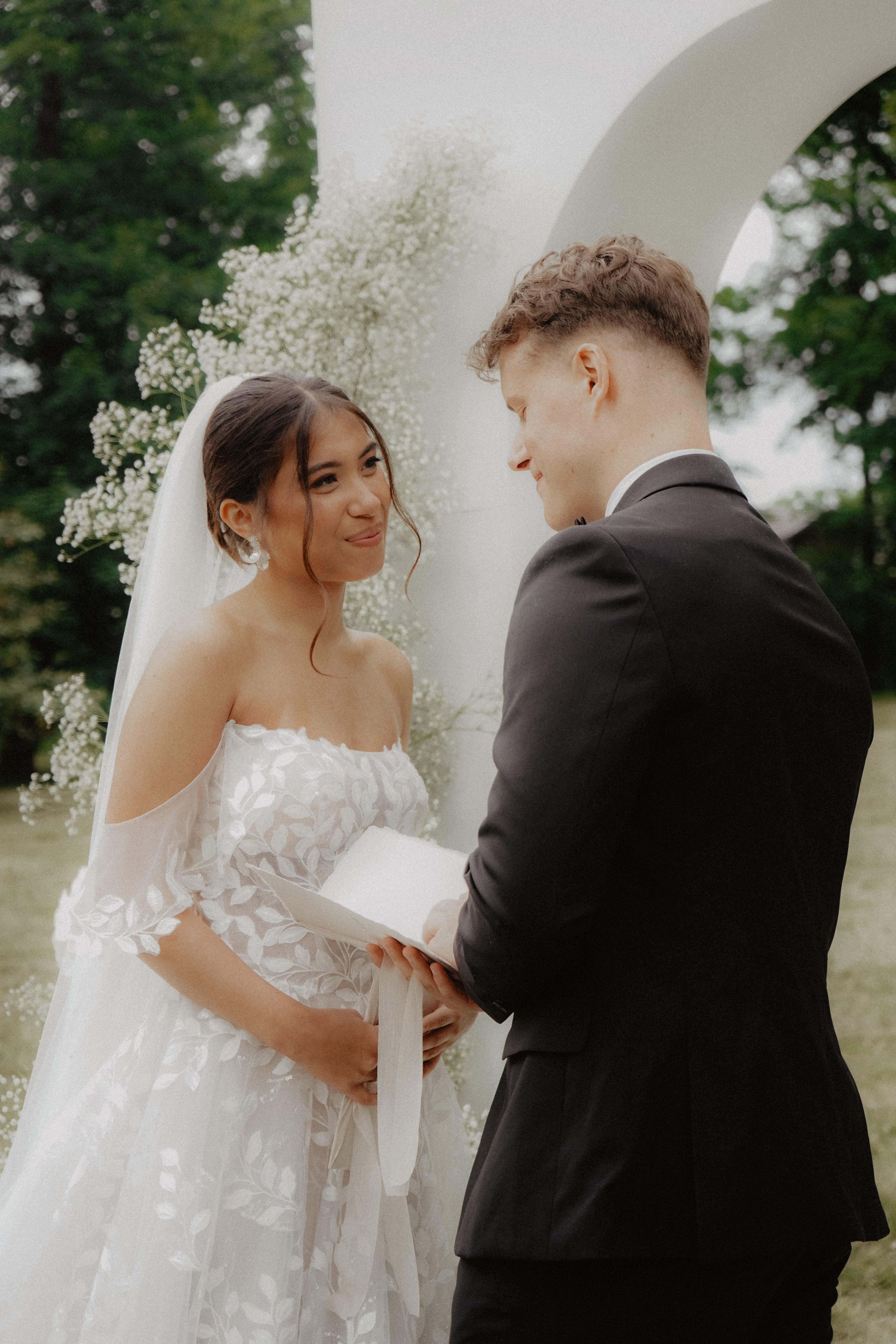 funkelnde Brautohrringe, silber und gold mit weiß Perlmuttoptik glänzenden Blättern, Brautohrstecker, Ohrringe für die Hochzeit, Brautjungfer, Trauzeugin, Schmuckblüte