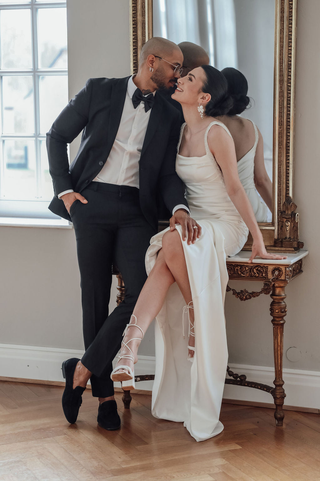 Feine Brautohrringe, Farbvarianten Silber oder Gold, mit feinen weißen Blüten aus Keramik, Blumen, Schmuck Braut, edler Brautschmuck, Brautjungfer, moderner Look für die Hochzeit, Perlenschmuck, Perlenohrringe