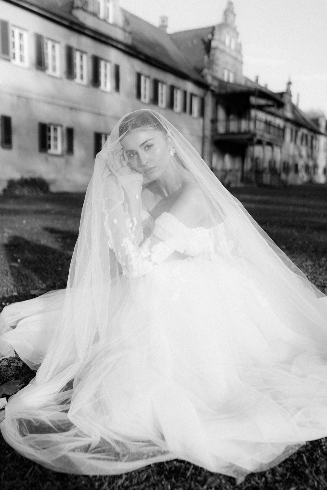 Ohrringe, weisse Ohrstecker, große Brautohrringe, Perlmutt Blätter, feiner Brautschmuck, Schmuck Hochzeit, Blütenohrringe, moderne Ohrstecker, Standesamt, Perlenschmuck, Perlenohrringe, Weddinginspiration